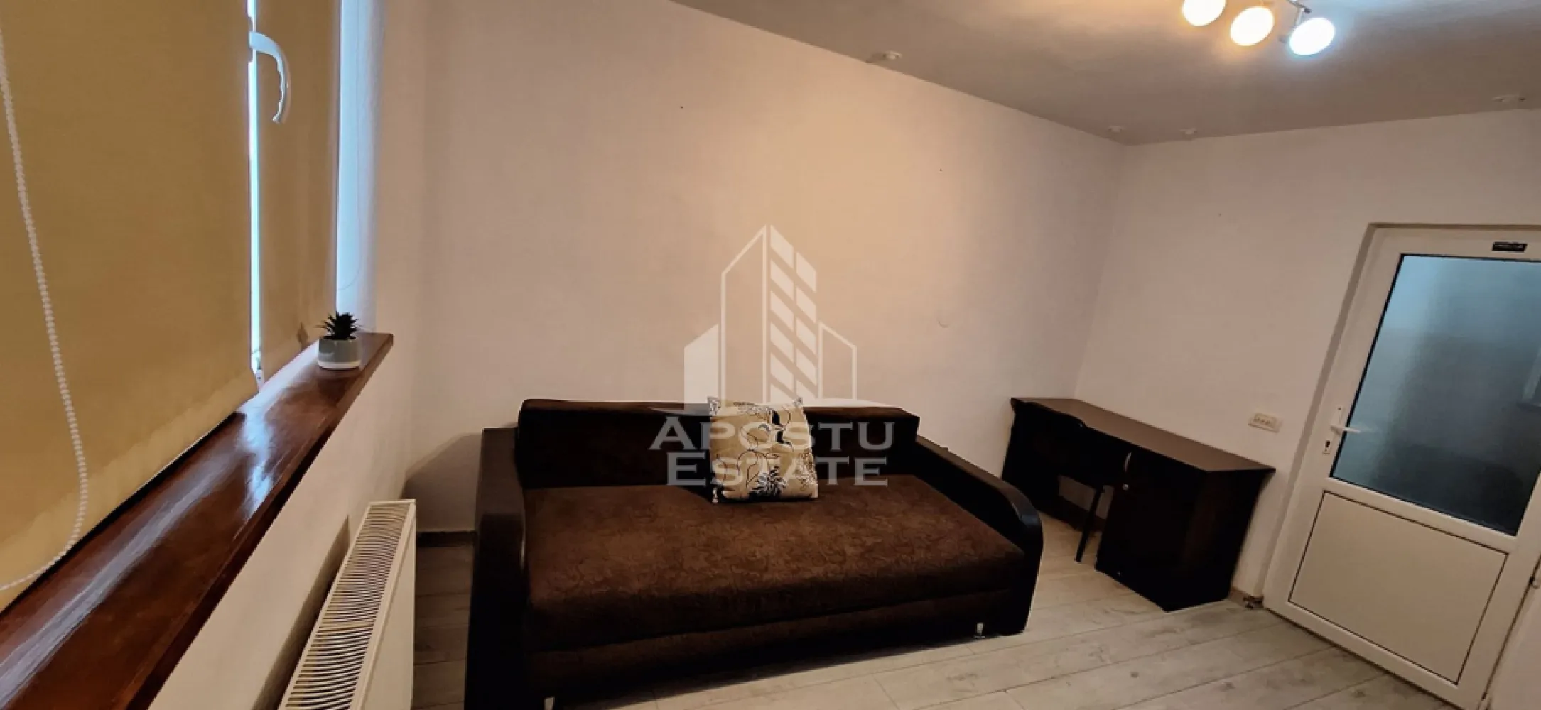 Apartament cu 1 camera de inchiriat, Complex Studentesc, Timisoara - Agentia imobiliara APOSTU ESTATE va propune spre inchiriere un apartament cu 1 camera, situat in zona Complexului Studentesc, o zona linistita si bine pozitionata din Timisoara, potrivit pentru cupluri sau studenti care isi doresc o locuinta unde sa se simta confortabil si cu acces facil catre scoli, facultati, statii de autobuz si magazine.

Suprafata utila: 22 mp
Compartimentare eficienta:
- Bucatarie inchisa, complet mobilata si utilata, cu loc de luat masa
- Baie prevazuta cu cada si geam pentru ventilatie naturala

Confort si facilitati:
- Incalzire apartament: termoficare
- Pet friendly
- Apartamentul este complet mobilat si utilat de catre proprietar

Localizare: zona Complex Studentesc, in apropiere de UVT, Politehnica, magazinele Profi, Carrefour si restaurante.

Ideal pentru:
- Cupluri
- Studenti
- Persoane singure

Pret chirie: 250€
Programeaza o vizionare pentru a-ti putea imagina viitorul aici!
ID intern: CP2838114