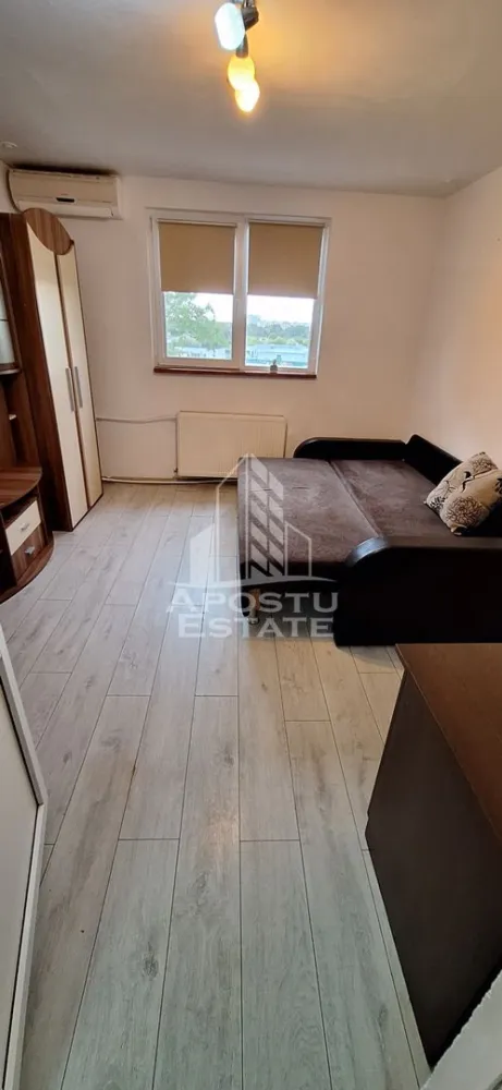Apartament cu 1 camera de inchiriat, Complex Studentesc, Timisoara - Agentia imobiliara APOSTU ESTATE va propune spre inchiriere un apartament cu 1 camera, situat in zona Complexului Studentesc, o zona linistita si bine pozitionata din Timisoara, potrivit pentru cupluri sau studenti care isi doresc o locuinta unde sa se simta confortabil si cu acces facil catre scoli, facultati, statii de autobuz si magazine.

Suprafata utila: 22 mp
Compartimentare eficienta:
- Bucatarie inchisa, complet mobilata si utilata, cu loc de luat masa
- Baie prevazuta cu cada si geam pentru ventilatie naturala

Confort si facilitati:
- Incalzire apartament: termoficare
- Pet friendly
- Apartamentul este complet mobilat si utilat de catre proprietar

Localizare: zona Complex Studentesc, in apropiere de UVT, Politehnica, magazinele Profi, Carrefour si restaurante.

Ideal pentru:
- Cupluri
- Studenti
- Persoane singure

Pret chirie: 250€
Programeaza o vizionare pentru a-ti putea imagina viitorul aici!
ID intern: CP2838114