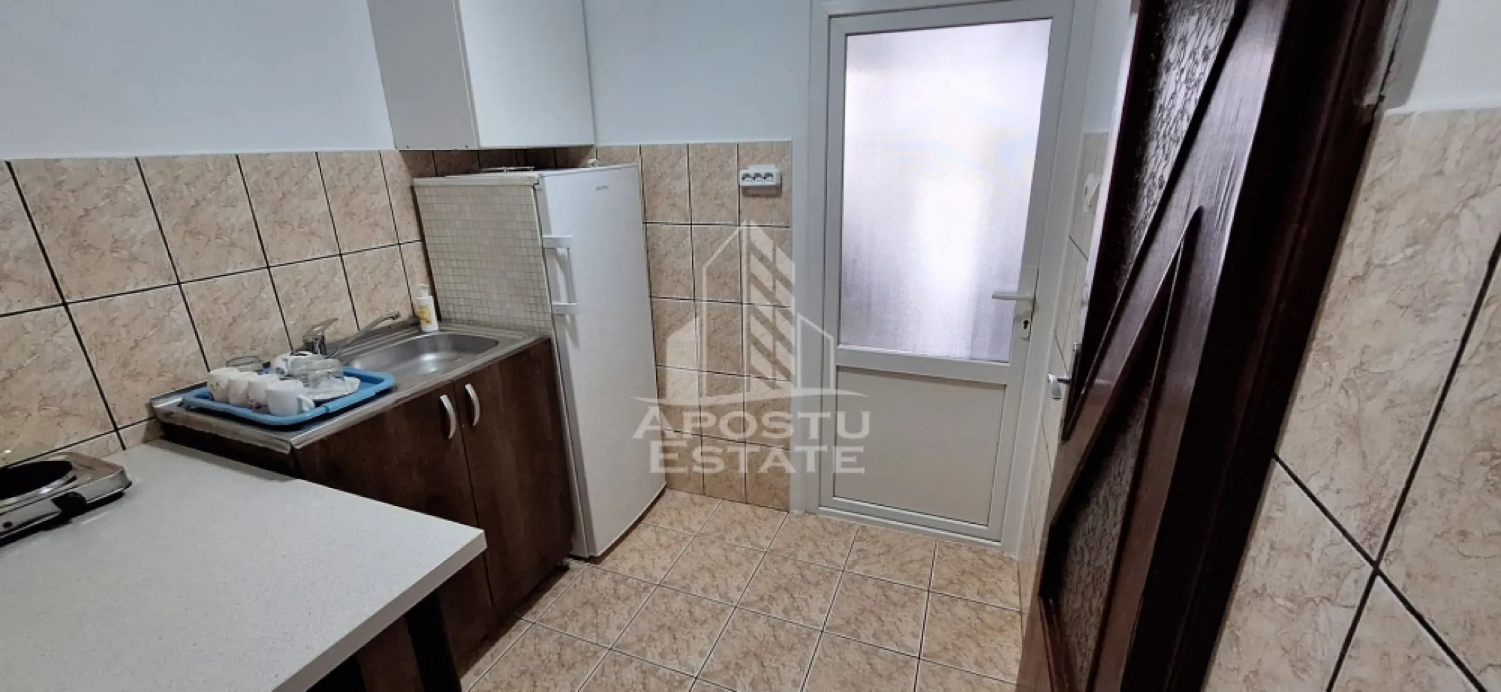 Apartament cu 1 camera de inchiriat, Complex Studentesc, Timisoara - Agentia imobiliara APOSTU ESTATE va propune spre inchiriere un apartament cu 1 camera, situat in zona Complexului Studentesc, o zona linistita si bine pozitionata din Timisoara, potrivit pentru cupluri sau studenti care isi doresc o locuinta unde sa se simta confortabil si cu acces facil catre scoli, facultati, statii de autobuz si magazine.

Suprafata utila: 22 mp
Compartimentare eficienta:
- Bucatarie inchisa, complet mobilata si utilata, cu loc de luat masa
- Baie prevazuta cu cada si geam pentru ventilatie naturala

Confort si facilitati:
- Incalzire apartament: termoficare
- Pet friendly
- Apartamentul este complet mobilat si utilat de catre proprietar

Localizare: zona Complex Studentesc, in apropiere de UVT, Politehnica, magazinele Profi, Carrefour si restaurante.

Ideal pentru:
- Cupluri
- Studenti
- Persoane singure

Pret chirie: 250€
Programeaza o vizionare pentru a-ti putea imagina viitorul aici!
ID intern: CP2838114