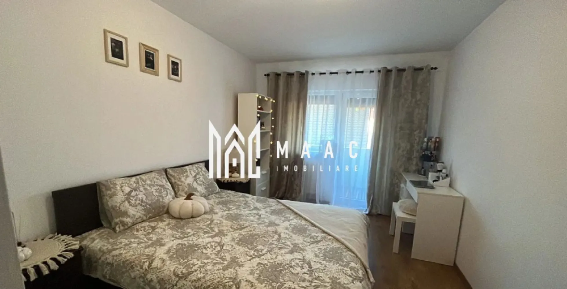 Apartament 3 camere | 76 MPU | Etaj 2 | Arhitectilor - Sibiu - MAAC Imobiliare va propune spre vânzare un apartament spațios și bine compartimentat, situat în Cartierul Arhitecților, Sibiu, la etajul 2 din 2 al unui imobil construit în anul 2015.

Apartamentul are o suprafață utilă de 76 mp și oferă un spațiu confortabil, potrivit atât pentru o familie, cât și pentru cei care își doresc o locuință practică și complet echipată.

Compartimentarea este eficientă și include:

living generos
2 dormitoare
bucătărie separată
2 băi
dressing
debara
2 balcoane
pod propriu, ideal pentru depozitare suplimentară

Locuința se vinde complet mobilată și utilată, fiind pregătită pentru mutare imediată.

Dotările incluse sunt:

mașină de spălat haine
mașină de spălat vase
frigider
aragaz/cuțptor
mobilier și electrocasnice

În preț este inclus și un loc de parcare.

Localizare și avantaje

acces facil către magazine și puncte de interes
stație pentru transport public
zonă în continuă dezvoltare și foarte căutată

Apartamentul reprezintă o alegere foarte bună pentru cei care caută confort, spațiu și funcționalitate într-o zonă apreciată, cu acces facil către oraș și principalele puncte de interes.
Pentru mai multe detalii sau pentru programarea unei vizionări, vă rugăm să ne contactați și să menționați ID-ul proprietății; CP3051684.