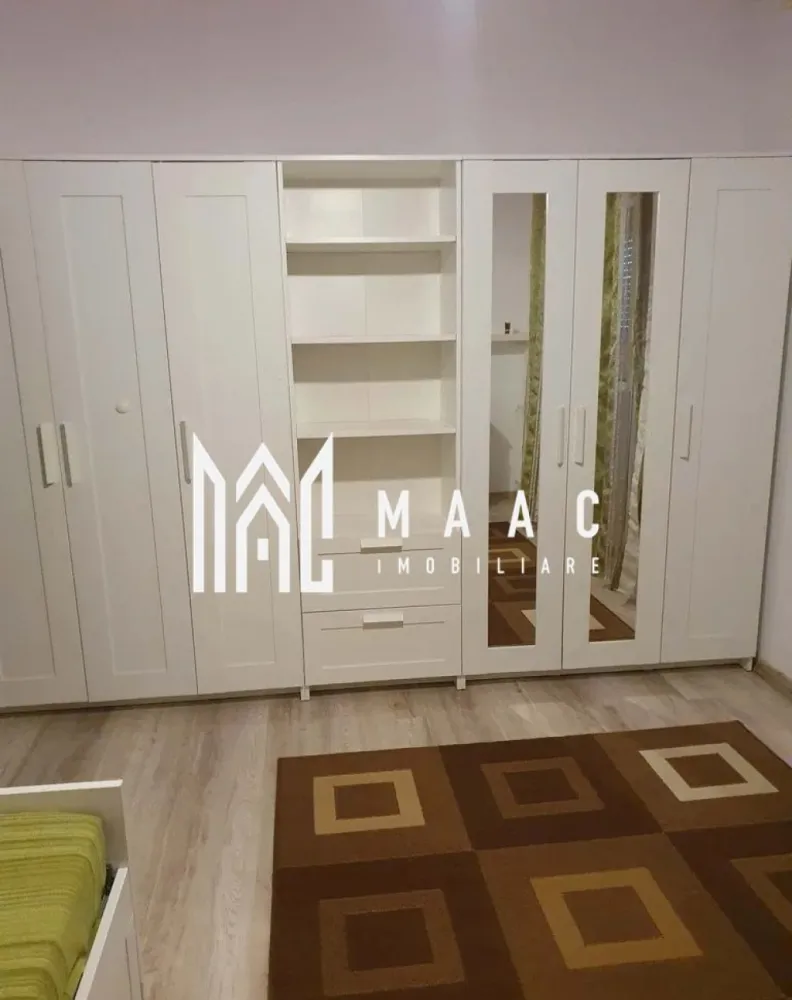 Apartament 3 camere | 76 MPU | Etaj 2 | Arhitectilor - Sibiu - MAAC Imobiliare va propune spre vânzare un apartament spațios și bine compartimentat, situat în Cartierul Arhitecților, Sibiu, la etajul 2 din 2 al unui imobil construit în anul 2015.

Apartamentul are o suprafață utilă de 76 mp și oferă un spațiu confortabil, potrivit atât pentru o familie, cât și pentru cei care își doresc o locuință practică și complet echipată.

Compartimentarea este eficientă și include:

living generos
2 dormitoare
bucătărie separată
2 băi
dressing
debara
2 balcoane
pod propriu, ideal pentru depozitare suplimentară

Locuința se vinde complet mobilată și utilată, fiind pregătită pentru mutare imediată.

Dotările incluse sunt:

mașină de spălat haine
mașină de spălat vase
frigider
aragaz/cuțptor
mobilier și electrocasnice

În preț este inclus și un loc de parcare.

Localizare și avantaje

acces facil către magazine și puncte de interes
stație pentru transport public
zonă în continuă dezvoltare și foarte căutată

Apartamentul reprezintă o alegere foarte bună pentru cei care caută confort, spațiu și funcționalitate într-o zonă apreciată, cu acces facil către oraș și principalele puncte de interes.
Pentru mai multe detalii sau pentru programarea unei vizionări, vă rugăm să ne contactați și să menționați ID-ul proprietății; CP3051684.