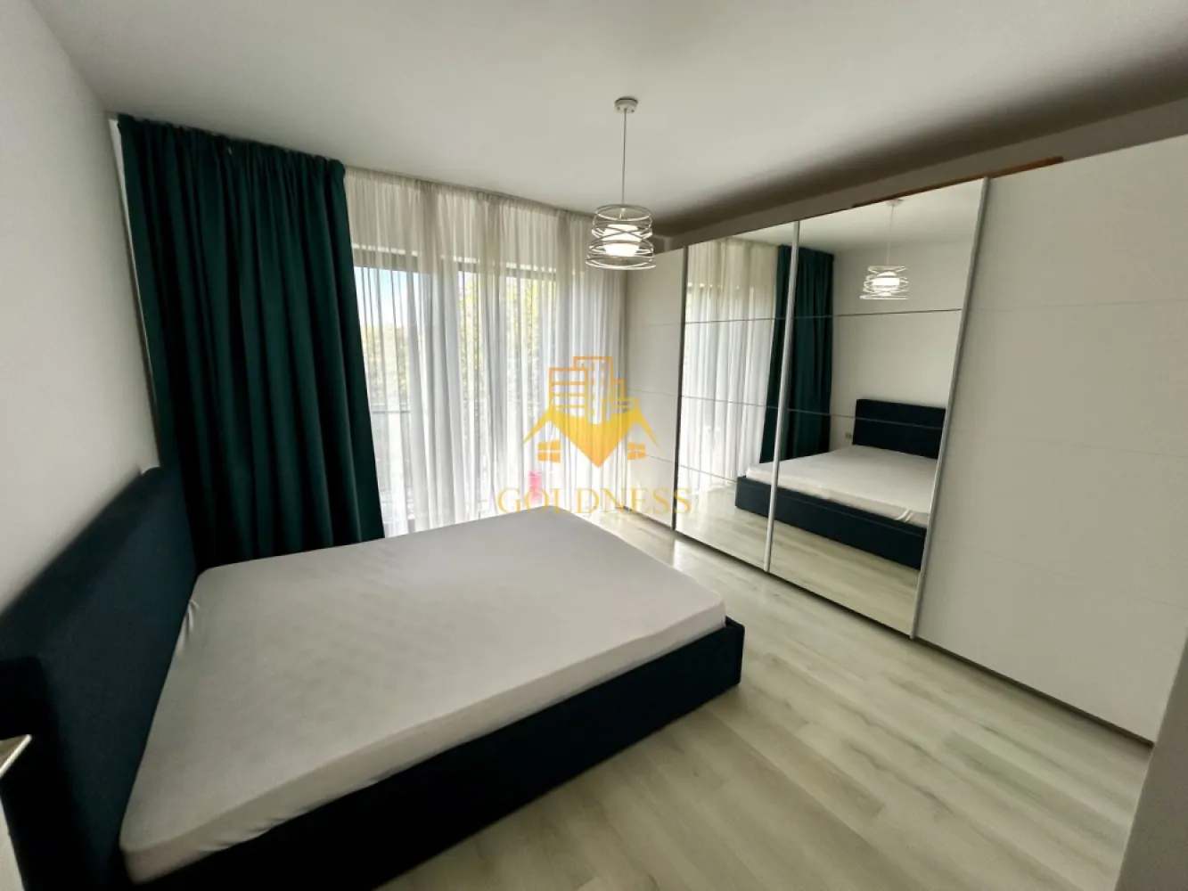 2 camere open space, Modern, Parcare, Calea Turzii, UMF, Europa - GOLDNESS Imobiliare vă propune spre închiriere un apartament cu camere complet mobilat și utilat, la etajul 1 într-un imobil de 3 etaje, în Cartierul Europa.
Dispune de loc de parcare subterana!
Se află în apropierea stațiilor de transport în comun, magazine, restaurante, spații verzi, farmacii, etc. 

Apartamentul este compartimentat astfel:
 - dormitor cu pat matrimonial, dressing, noptiere
 - living cu bucatarie open space complet utilată și mobilată, canapea extensibilă, loc de servit masa 
 - baie cu cabina de dus, calorifer port prosop și dulap pentru depozitare.
 - balcon de 4 mp.

Imobilul este dotat cu toate cele necesare- centrală proprie, frigider, aragaz, hotă, mașină de spălat haine, etc. 

Dacă sunteți interesați de acest apartament și doriți să îl vizionați, dar și pentru alte oferte nu ezitați să ne contactați telefonic sau prin e-mail. Vă stăm la dispoziție!
Pentru intermediere se percepe un comision de 50% din prețul chiriei!