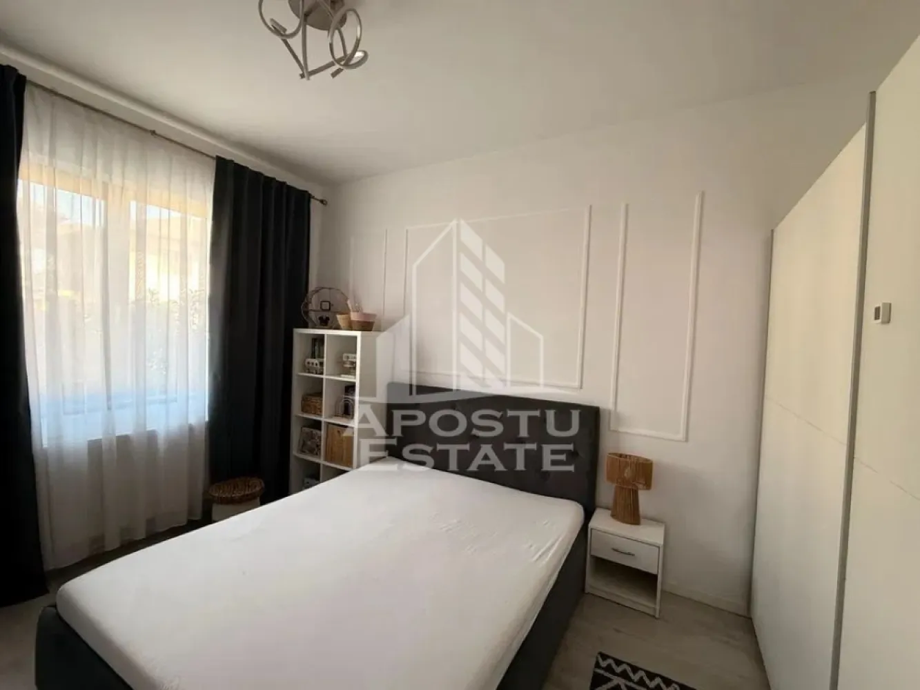 Apartament cu 3 camere, de inchiriat, Giroc, 2 locuri de parcare - Agentia imobiliara APOSTU ESTATE va propune spre inchiriere un apartament cu 3 camere, spatios si luminos, situat in Giroc, intr-o zona linistita si bine pozitionata, potrivit pentru cupluri,familii, sau studenti care isi doresc o locuinta unde sa se simta confortabil si cu acces facil catre scoli, statii de autobuz, supermarketuri , magazine de zona, parcuri.

Suprafata utila: 60 mp
Compartimentare eficienta:
-Hol de acces generos.
-Living room luminos cu bucatarie open space.
-Dormitor matrimonial.
-Dormitor secundar.
-Baie cu cada.

Confort si facilitati:
-Incalzirea apartamentului: Pardoseala, Centrala proprie.
-Apartamentul este complet mobilat si utilat.
-Nu se accepta animale de companie de catre proprietar.

Localizare:
-Timis, Dumbravita – acces facil : Luna Caffe, Stay Fit Giroc, Lidl

Ideal pentru:
-Cupluri.
-Familii.
-Persoane singure.

Disponibilitate: imediata
Pret chirie lunara: 530 euro ( negociabil)
Programeaza o vizionare pentru a-ti putea imagina viitorul aici!
ID intern: CP3125831