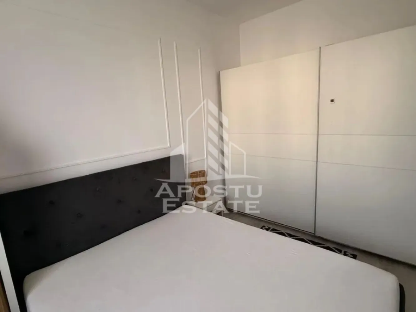 Apartament cu 3 camere, de inchiriat, Giroc, 2 locuri de parcare - Agentia imobiliara APOSTU ESTATE va propune spre inchiriere un apartament cu 3 camere, spatios si luminos, situat in Giroc, intr-o zona linistita si bine pozitionata, potrivit pentru cupluri,familii, sau studenti care isi doresc o locuinta unde sa se simta confortabil si cu acces facil catre scoli, statii de autobuz, supermarketuri , magazine de zona, parcuri.

Suprafata utila: 60 mp
Compartimentare eficienta:
-Hol de acces generos.
-Living room luminos cu bucatarie open space.
-Dormitor matrimonial.
-Dormitor secundar.
-Baie cu cada.

Confort si facilitati:
-Incalzirea apartamentului: Pardoseala, Centrala proprie.
-Apartamentul este complet mobilat si utilat.
-Nu se accepta animale de companie de catre proprietar.

Localizare:
-Timis, Dumbravita – acces facil : Luna Caffe, Stay Fit Giroc, Lidl

Ideal pentru:
-Cupluri.
-Familii.
-Persoane singure.

Disponibilitate: imediata
Pret chirie lunara: 530 euro ( negociabil)
Programeaza o vizionare pentru a-ti putea imagina viitorul aici!
ID intern: CP3125831