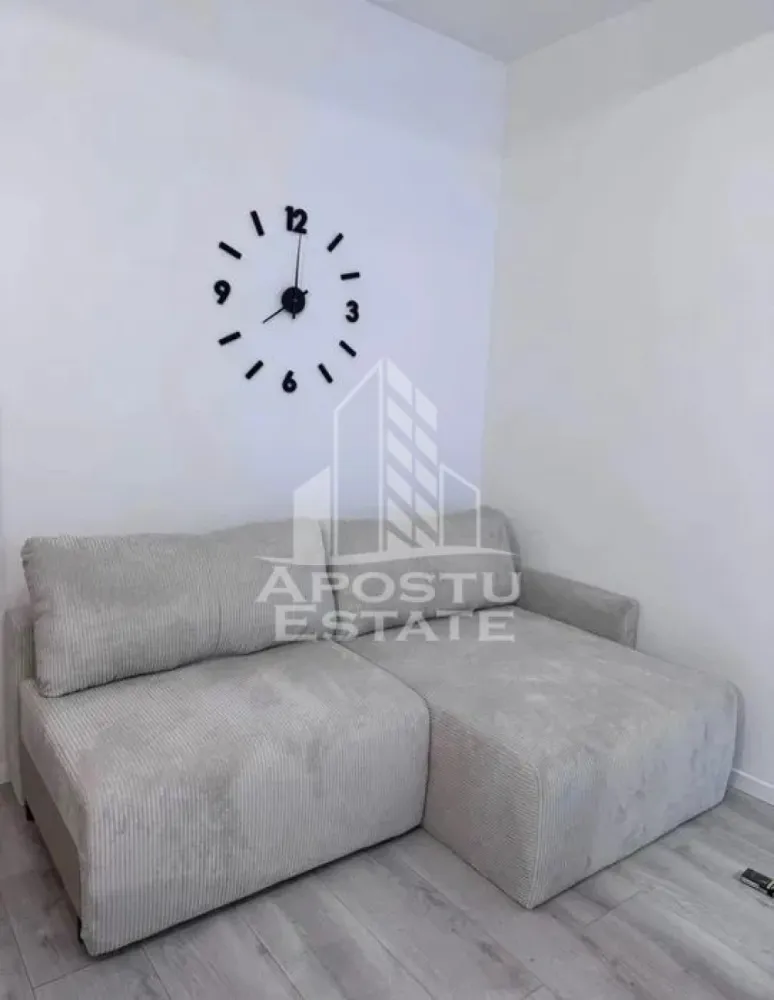 Apartament cu 3 camere, de inchiriat, Giroc, 2 locuri de parcare - Agentia imobiliara APOSTU ESTATE va propune spre inchiriere un apartament cu 3 camere, spatios si luminos, situat in Giroc, intr-o zona linistita si bine pozitionata, potrivit pentru cupluri,familii, sau studenti care isi doresc o locuinta unde sa se simta confortabil si cu acces facil catre scoli, statii de autobuz, supermarketuri , magazine de zona, parcuri.

Suprafata utila: 60 mp
Compartimentare eficienta:
-Hol de acces generos.
-Living room luminos cu bucatarie open space.
-Dormitor matrimonial.
-Dormitor secundar.
-Baie cu cada.

Confort si facilitati:
-Incalzirea apartamentului: Pardoseala, Centrala proprie.
-Apartamentul este complet mobilat si utilat.
-Nu se accepta animale de companie de catre proprietar.

Localizare:
-Timis, Dumbravita – acces facil : Luna Caffe, Stay Fit Giroc, Lidl

Ideal pentru:
-Cupluri.
-Familii.
-Persoane singure.

Disponibilitate: imediata
Pret chirie lunara: 530 euro ( negociabil)
Programeaza o vizionare pentru a-ti putea imagina viitorul aici!
ID intern: CP3125831