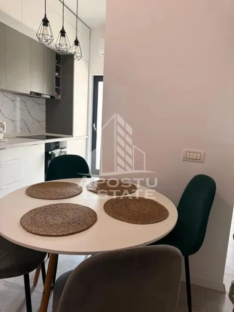 Apartament cu 3 camere, de inchiriat, Giroc, 2 locuri de parcare - Agentia imobiliara APOSTU ESTATE va propune spre inchiriere un apartament cu 3 camere, spatios si luminos, situat in Giroc, intr-o zona linistita si bine pozitionata, potrivit pentru cupluri,familii, sau studenti care isi doresc o locuinta unde sa se simta confortabil si cu acces facil catre scoli, statii de autobuz, supermarketuri , magazine de zona, parcuri.

Suprafata utila: 60 mp
Compartimentare eficienta:
-Hol de acces generos.
-Living room luminos cu bucatarie open space.
-Dormitor matrimonial.
-Dormitor secundar.
-Baie cu cada.

Confort si facilitati:
-Incalzirea apartamentului: Pardoseala, Centrala proprie.
-Apartamentul este complet mobilat si utilat.
-Nu se accepta animale de companie de catre proprietar.

Localizare:
-Timis, Dumbravita – acces facil : Luna Caffe, Stay Fit Giroc, Lidl

Ideal pentru:
-Cupluri.
-Familii.
-Persoane singure.

Disponibilitate: imediata
Pret chirie lunara: 530 euro ( negociabil)
Programeaza o vizionare pentru a-ti putea imagina viitorul aici!
ID intern: CP3125831