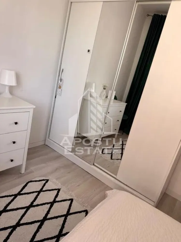 Apartament cu 3 camere, de inchiriat, Giroc, 2 locuri de parcare - Agentia imobiliara APOSTU ESTATE va propune spre inchiriere un apartament cu 3 camere, spatios si luminos, situat in Giroc, intr-o zona linistita si bine pozitionata, potrivit pentru cupluri,familii, sau studenti care isi doresc o locuinta unde sa se simta confortabil si cu acces facil catre scoli, statii de autobuz, supermarketuri , magazine de zona, parcuri.

Suprafata utila: 60 mp
Compartimentare eficienta:
-Hol de acces generos.
-Living room luminos cu bucatarie open space.
-Dormitor matrimonial.
-Dormitor secundar.
-Baie cu cada.

Confort si facilitati:
-Incalzirea apartamentului: Pardoseala, Centrala proprie.
-Apartamentul este complet mobilat si utilat.
-Nu se accepta animale de companie de catre proprietar.

Localizare:
-Timis, Dumbravita – acces facil : Luna Caffe, Stay Fit Giroc, Lidl

Ideal pentru:
-Cupluri.
-Familii.
-Persoane singure.

Disponibilitate: imediata
Pret chirie lunara: 530 euro ( negociabil)
Programeaza o vizionare pentru a-ti putea imagina viitorul aici!
ID intern: CP3125831