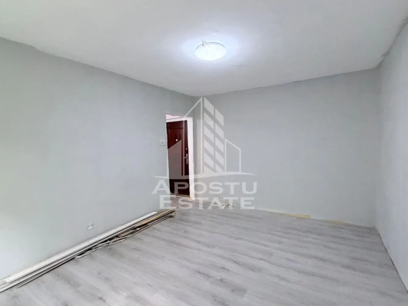 Apartament cu o camera parter Blascovici - APOSTU ESTATE va propune spre vanzare un apartament cu o camera, decomandat, situat la parter in Blascovici.

Amplasat intr-o zona cu mult spatiu verde si aer curat, este in acelasi timp aproape de toate punctele de interes: Profi City , magazin alimentar, parc, Grup scolar Spiru Haret, Facultatea de Teologie, Liceul Tehnologic al Industriei Alimentare, Centrul Orasului Timisoara la o distanta de 10 min, mijloace de transport in comun.

Compartimentare:
- hol de acces;
-baie;
-bucatarie cu geam;
-camera.

Necesita finalizarea renovarii. 

Alte detalii:
- tamplarie PVC cu geam termopan;
- usa intrare din metal;
- usi interior schimbate;
- parchet laminat.

Va asteptam cu drag la o vizionare!