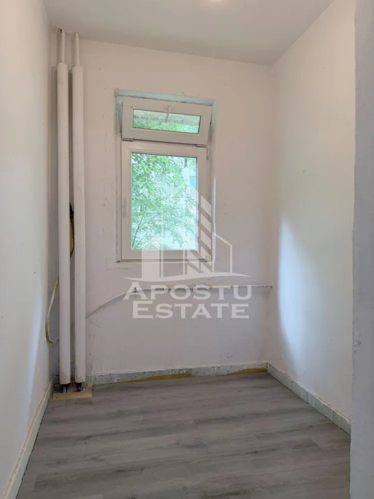 Apartament cu o camera parter Blascovici - APOSTU ESTATE va propune spre vanzare un apartament cu o camera, decomandat, situat la parter in Blascovici.

Amplasat intr-o zona cu mult spatiu verde si aer curat, este in acelasi timp aproape de toate punctele de interes: Profi City , magazin alimentar, parc, Grup scolar Spiru Haret, Facultatea de Teologie, Liceul Tehnologic al Industriei Alimentare, Centrul Orasului Timisoara la o distanta de 10 min, mijloace de transport in comun.

Compartimentare:
- hol de acces;
-baie;
-bucatarie cu geam;
-camera.

Necesita finalizarea renovarii. 

Alte detalii:
- tamplarie PVC cu geam termopan;
- usa intrare din metal;
- usi interior schimbate;
- parchet laminat.

Va asteptam cu drag la o vizionare!