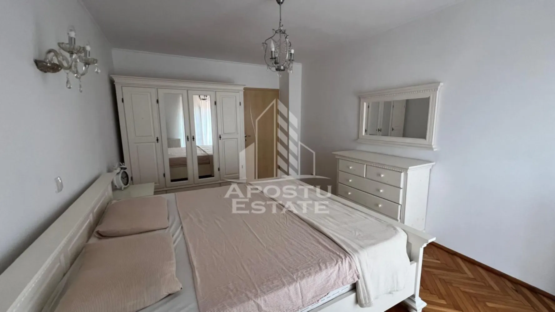 Apartament cu 4 camere de inchiriat, zona Olimpia/Stadion, Timisoara - Agentia imobiliara APOSTU ESTATE va propune spre inchiriere un apartament cu 4 camere spatios si luminos, situat in zona Olimpia/Stadion, o zona linistita si bine pozitionata, potrivit pentru cupluri, familii sau studenti care isi doresc o locuinta unde sa se simta confortabil si cu acces facil catre scoli, facultati, statii de autobuz si magazine.

Suprafata utila: 110 mp
Compartimentare eficienta:
- Hol de acces
- Bucatarie open-space, complet mobilata si utilata, cu loc de luat masa
- 2 bai, una prevazuta cu cada iar cealalta cu dus si geam pentru aerisire naturala
- Dormitor cu pat matrimonial si dressing
- Dormitor cu pat matrimonial si balcon
- O camera amenajata pt birou
- 2 balcoane

Confort si facilitati:
- Centrala proprie 
- Aer conditionat
- Masina de spalat vase
- Pet friendly
- Apartamentul este complet mobilat si utilat de catre proprietar

Localizare: zona Olimpia/Stadion, in apropiere de Universitatea de Vest, Politehnica, magazinul Profi, restaurante si mijloace de transport in comun

Ideal pentru:
- Cupluri
- Familii
- Studenti

Pret chirie: 800€
Programeaza o vizionare pentru a-ti putea imagina viitorul aici!
ID intern: CP2706054