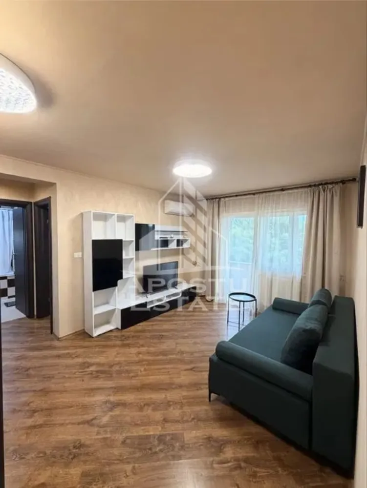 Apartament cu 2 camere, de inchiriat, Lipovei, Pet Friendly, Timisoara - Agentia imobiliara APOSTU ESTATE va propune spre inchiriere un apartament cu 2 camere, spatios si luminos, situat in Timisoara, zona Lipovei, o zona linistita si bine pozitionata, potrivit pentru cupluri,familii, sau studenti care isi doresc o locuinta unde sa se simta confortabil si cu acces facil catre scoli, statii de autobuz, supermarketuri , magazine de zona, parcuri.

Suprafata utila: 40 mp
Compartimentare eficienta:
-Hol de acces generos.
-Living room luminos.
-Dormitor matrimonial.
-Baie cu cada.

Confort si facilitati:
-Incalzirea apartamentului: Calorifere, Termoficare.
-Apartamentul este complet mobilat si utilat.
- Se accepta animale de companie de catre proprietar.

Localizare:
-Timis, Dumbravita – acces facil : Pescada, Casa Thalia, Profi Go.

Ideal pentru:
-Cupluri.
-Familii.
-Persoane singure.

Disponibilitate: imediata
Pret chirie lunara: 400 euro ( negociabil)
Programeaza o vizionare pentru a-ti putea imagina viitorul aici!
ID intern: CP3126224