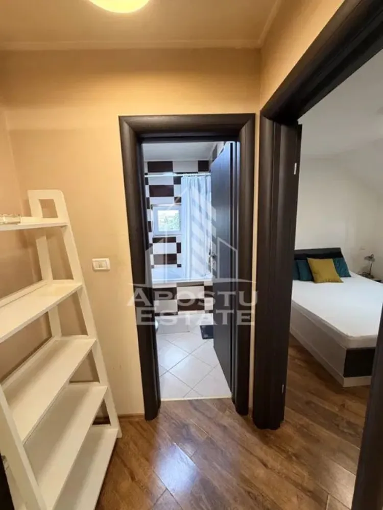 Apartament cu 2 camere, de inchiriat, Lipovei, Pet Friendly, Timisoara - Agentia imobiliara APOSTU ESTATE va propune spre inchiriere un apartament cu 2 camere, spatios si luminos, situat in Timisoara, zona Lipovei, o zona linistita si bine pozitionata, potrivit pentru cupluri,familii, sau studenti care isi doresc o locuinta unde sa se simta confortabil si cu acces facil catre scoli, statii de autobuz, supermarketuri , magazine de zona, parcuri.

Suprafata utila: 40 mp
Compartimentare eficienta:
-Hol de acces generos.
-Living room luminos.
-Dormitor matrimonial.
-Baie cu cada.

Confort si facilitati:
-Incalzirea apartamentului: Calorifere, Termoficare.
-Apartamentul este complet mobilat si utilat.
- Se accepta animale de companie de catre proprietar.

Localizare:
-Timis, Dumbravita – acces facil : Pescada, Casa Thalia, Profi Go.

Ideal pentru:
-Cupluri.
-Familii.
-Persoane singure.

Disponibilitate: imediata
Pret chirie lunara: 400 euro ( negociabil)
Programeaza o vizionare pentru a-ti putea imagina viitorul aici!
ID intern: CP3126224