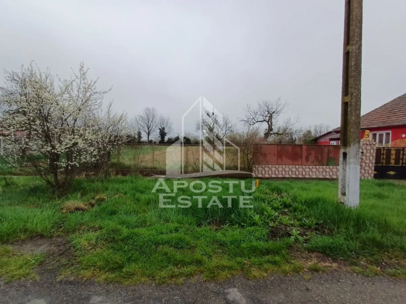 Teren 825 mp Voiteg, front stradal 14 m – ideal casă individuală - APOSTU ESTATE vă propune spre vânzare un teren intravilan cu o suprafață de 825 mp, situat în localitatea Voiteg, județul Timiș, având un front stradal de 14 metri.

Această caracteristică îl face potrivit pentru construirea unei locuințe individuale, oferind o bună deschidere și posibilitatea unei amenajări practice a viitoarei proprietăți.

Avantaje:

suprafață totală de 825 mp;

front stradal de 14 m;

amplasare în Voiteg, județul Timiș;

ideal pentru casă individuală;

zonă liniștită, potrivită pentru locuit;

oportunitate bună pentru investiție.

APOSTU ESTATE vă oferă consultanță pe tot parcursul procesului de achiziție.
Vă invităm cu drag la o vizionare!