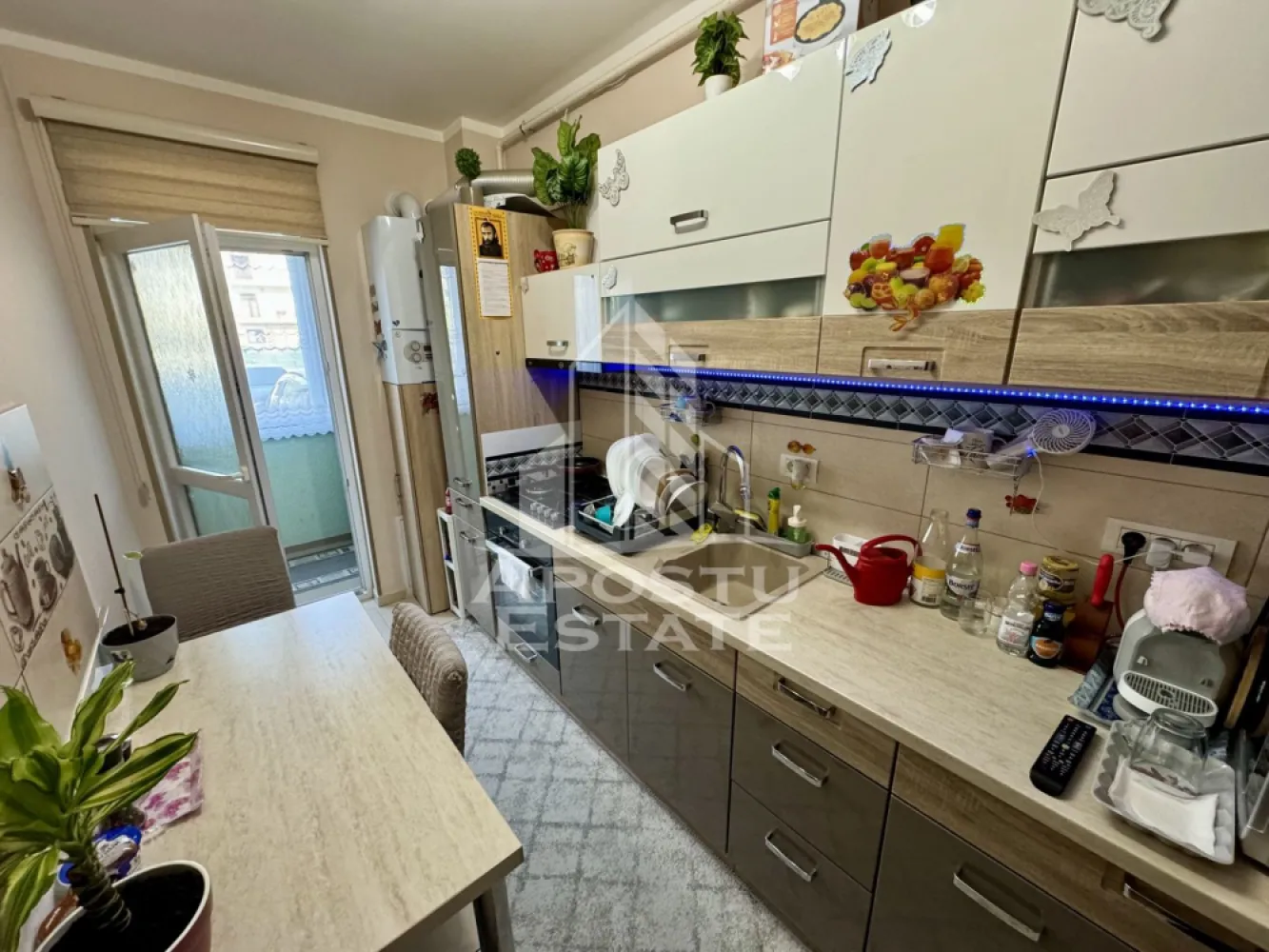Apartament cu 3 camere mobilat si utilat la parter in Giroc la asfalt. - APOSTU ESTATE va propune spre vanzare un apartament cu 3 camere situat in Giroc.
Drumul de acces spre imobil este asfaltat. In apropiere sunt magazine si supermarket-uri precum: Profi, Lidl, Mega Image, scoala si gradinita la o distanta de 5 minute, acces facil la mijloace de transport in comun.

Apartamentul se vinde mobilat si utilat precum se observa in imagini.

Imobilul este situat la parter.
Suprafata este de 60 mp utili + terasa de 10 mp.

Compartimentare:
- hol acces
- bucatarie separata
- living inchis cu sticla
- 2 dormitoare
- baie cu geam si dus
- terasa

Detalii tehnice:
- constructie realizata in anul 2017 din caramida Porotherm de 25 cm.
- exterior izolat cu polistiren de 10 cm eps 80.
- pereti despartitori complet din caramida (fara rigips) tencuiti mecanizat finisati cu glet si vopsea lavabila.
- geamuri termopan cu rulouri electrice.
- centrala proprie pe gaz, sistem de incalzire cu calorifere.
- aparat pentru aer conditionat.
- aparataje modulare Gewis.
- usa acces securizata, usi interioare Porta Doors.
- gresie si faianta in bucatarie si baie.
- parchet de 8 mm in dormitoare.
- 2 locuri de parcare.
- mobilier in stare buna.
- electrocasnice in stare perfecta de functionare (frigider, plita pe gaz, cuptor electric, hota, masina de spalat rufe) 

Utilitati complete: curent, apa de la retea, canalizare, gaz, internet prin fibra optica, cablu Tv.

Pretul este negociabil in functie de modalitatea de plata.
Pentru mai multe detalii nu ezitati sa ne contactati!

Acceptam orice fel de credit bancar. Oferim consultanta si solutii financiare prin colaboratorii nostri pentru a obtine cel mai avantajos credit Ipotecar sau Noua Casa.

Va asteptam cu drag la o vizionare chiar astazi!
CP2135394