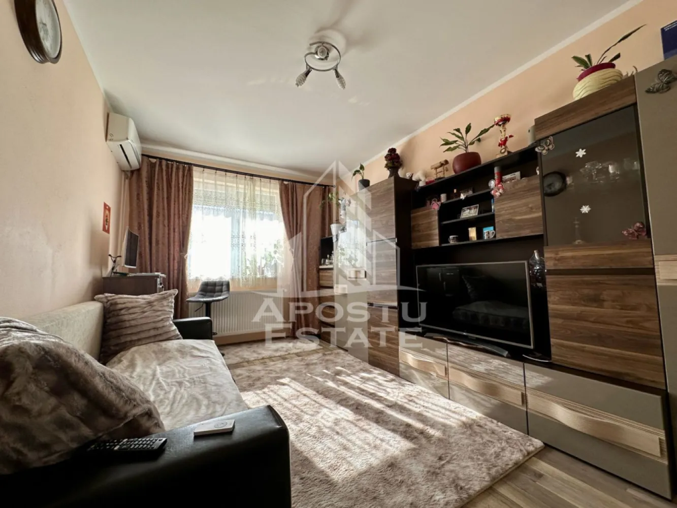 Apartament cu 3 camere mobilat si utilat la parter in Giroc la asfalt.