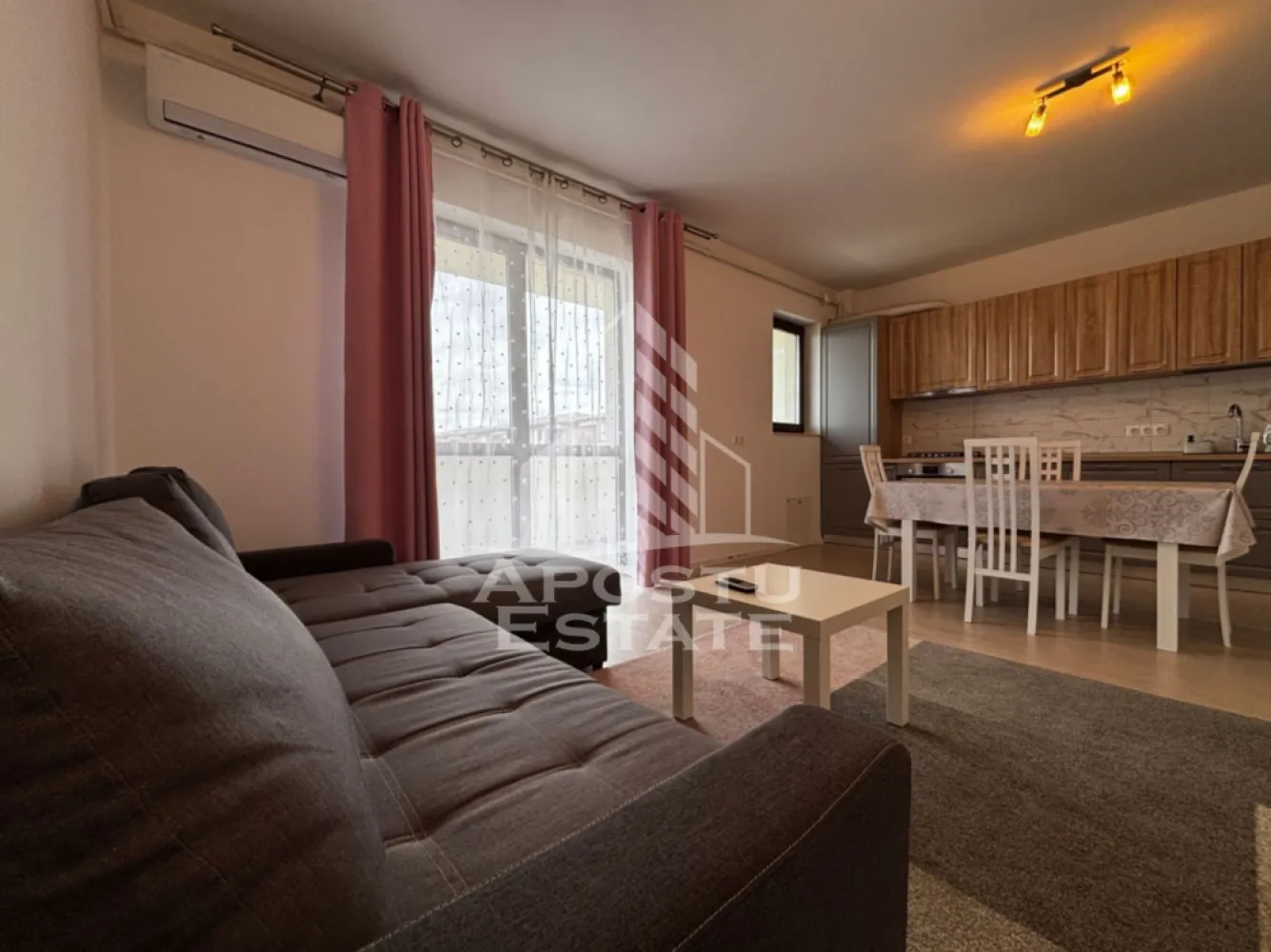 Apartement cu 2 camere de inchiriat, loc de parcare, Giroc - Agentia imobiliara APOSTU ESTATE va propune spre inchiriere un apartament cu 2 camere, spatios si luminos, situat in Giroc, o zona linistita si bine pozitionata fata de Timisoara, potrivit pentru cupluri,familii, sau persoane singure care isi doresc o locuinta unde sa se simta confortabil si cu acces facil catre aeraport, statii de autobuz, supermarket, magazine de zona, parcuri.

Suprafata utila: 52
Compartimentare eficienta:
-Hol de acces generos
-Bucatarie deschisa complet mobilata si utilata,
-Living luminos si spatios
-Dormitor mobilat
-Baie prevazuta cu cada si geam pentru ventilatie naturala

Confort si facilitati:
-Incalzirea apartamentului: centrala proprie
-Apartamentul este complet mobilat si utilat
-Un loc de parcare se poate pune la dispozitie de catre proprietar

Localizare:
-Timis,Giroc– acces facil spre magazine, supermarketul, scoli, parcuri si mijloace de transport in comun.

Ideal pentru:
-Cupluri
-Persoane singure

Disponibilitate: imediat
Pret chirie lunara: 400 Euro (usor negociabil)
Programeaza o vizionare pentru a-ti putea imagina viitorul aici!
ID intern: CP3126573