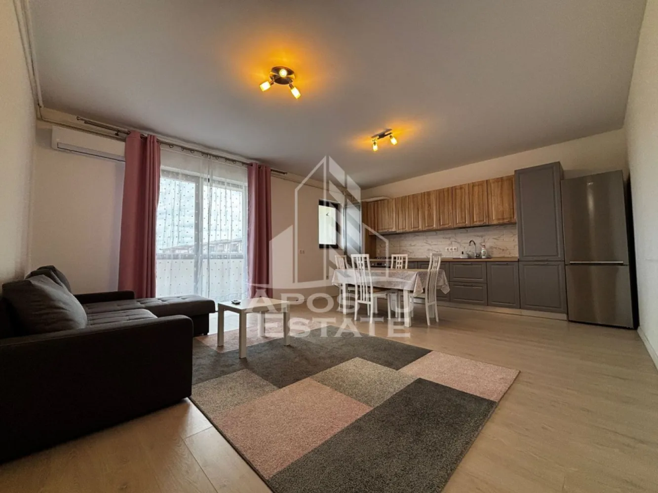 Apartement cu 2 camere de inchiriat, loc de parcare, Giroc - Agentia imobiliara APOSTU ESTATE va propune spre inchiriere un apartament cu 2 camere, spatios si luminos, situat in Giroc, o zona linistita si bine pozitionata fata de Timisoara, potrivit pentru cupluri,familii, sau persoane singure care isi doresc o locuinta unde sa se simta confortabil si cu acces facil catre aeraport, statii de autobuz, supermarket, magazine de zona, parcuri.

Suprafata utila: 52
Compartimentare eficienta:
-Hol de acces generos
-Bucatarie deschisa complet mobilata si utilata,
-Living luminos si spatios
-Dormitor mobilat
-Baie prevazuta cu cada si geam pentru ventilatie naturala

Confort si facilitati:
-Incalzirea apartamentului: centrala proprie
-Apartamentul este complet mobilat si utilat
-Un loc de parcare se poate pune la dispozitie de catre proprietar

Localizare:
-Timis,Giroc– acces facil spre magazine, supermarketul, scoli, parcuri si mijloace de transport in comun.

Ideal pentru:
-Cupluri
-Persoane singure

Disponibilitate: imediat
Pret chirie lunara: 400 Euro (usor negociabil)
Programeaza o vizionare pentru a-ti putea imagina viitorul aici!
ID intern: CP3126573