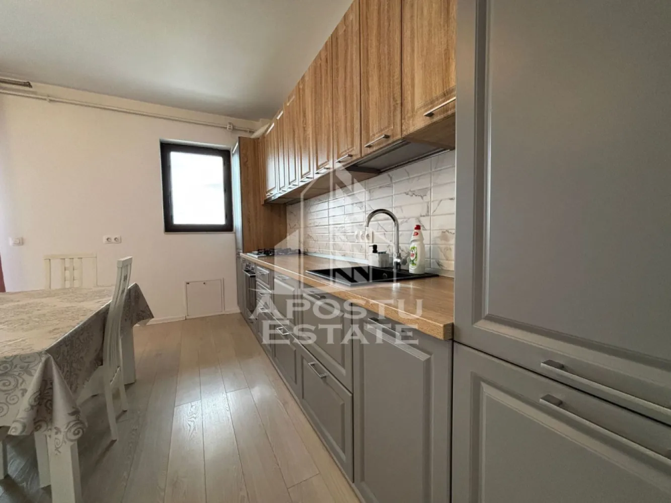 Apartement cu 2 camere de inchiriat, loc de parcare, Giroc - Agentia imobiliara APOSTU ESTATE va propune spre inchiriere un apartament cu 2 camere, spatios si luminos, situat in Giroc, o zona linistita si bine pozitionata fata de Timisoara, potrivit pentru cupluri,familii, sau persoane singure care isi doresc o locuinta unde sa se simta confortabil si cu acces facil catre aeraport, statii de autobuz, supermarket, magazine de zona, parcuri.

Suprafata utila: 52
Compartimentare eficienta:
-Hol de acces generos
-Bucatarie deschisa complet mobilata si utilata,
-Living luminos si spatios
-Dormitor mobilat
-Baie prevazuta cu cada si geam pentru ventilatie naturala

Confort si facilitati:
-Incalzirea apartamentului: centrala proprie
-Apartamentul este complet mobilat si utilat
-Un loc de parcare se poate pune la dispozitie de catre proprietar

Localizare:
-Timis,Giroc– acces facil spre magazine, supermarketul, scoli, parcuri si mijloace de transport in comun.

Ideal pentru:
-Cupluri
-Persoane singure

Disponibilitate: imediat
Pret chirie lunara: 400 Euro (usor negociabil)
Programeaza o vizionare pentru a-ti putea imagina viitorul aici!
ID intern: CP3126573