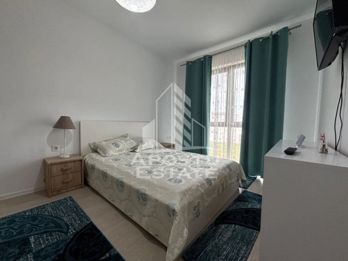 Apartement cu 2 camere de inchiriat, loc de parcare, Giroc - Agentia imobiliara APOSTU ESTATE va propune spre inchiriere un apartament cu 2 camere, spatios si luminos, situat in Giroc, o zona linistita si bine pozitionata fata de Timisoara, potrivit pentru cupluri,familii, sau persoane singure care isi doresc o locuinta unde sa se simta confortabil si cu acces facil catre aeraport, statii de autobuz, supermarket, magazine de zona, parcuri.

Suprafata utila: 52
Compartimentare eficienta:
-Hol de acces generos
-Bucatarie deschisa complet mobilata si utilata,
-Living luminos si spatios
-Dormitor mobilat
-Baie prevazuta cu cada si geam pentru ventilatie naturala

Confort si facilitati:
-Incalzirea apartamentului: centrala proprie
-Apartamentul este complet mobilat si utilat
-Un loc de parcare se poate pune la dispozitie de catre proprietar

Localizare:
-Timis,Giroc– acces facil spre magazine, supermarketul, scoli, parcuri si mijloace de transport in comun.

Ideal pentru:
-Cupluri
-Persoane singure

Disponibilitate: imediat
Pret chirie lunara: 400 Euro (usor negociabil)
Programeaza o vizionare pentru a-ti putea imagina viitorul aici!
ID intern: CP3126573