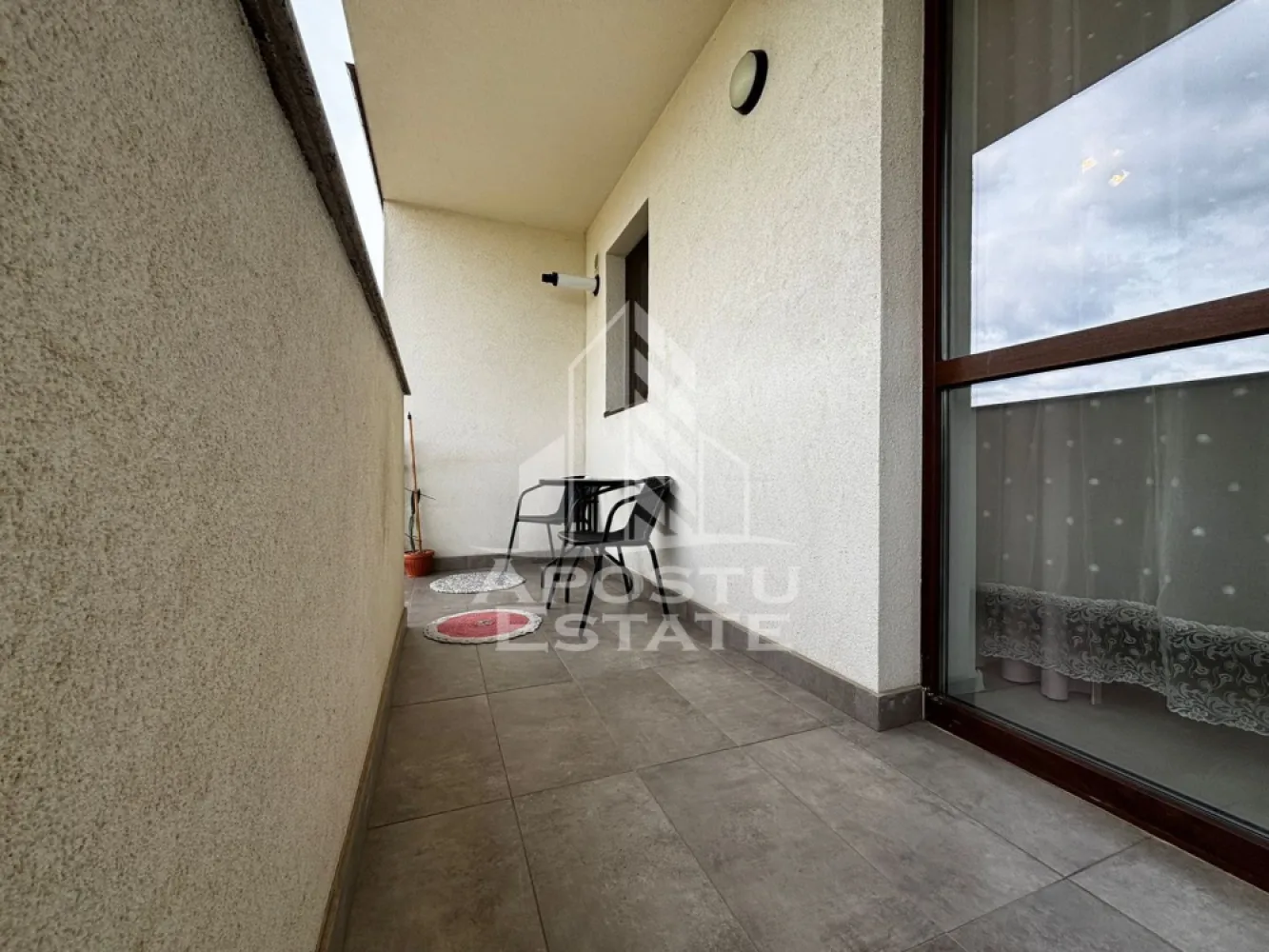 Apartement cu 2 camere de inchiriat, loc de parcare, Giroc