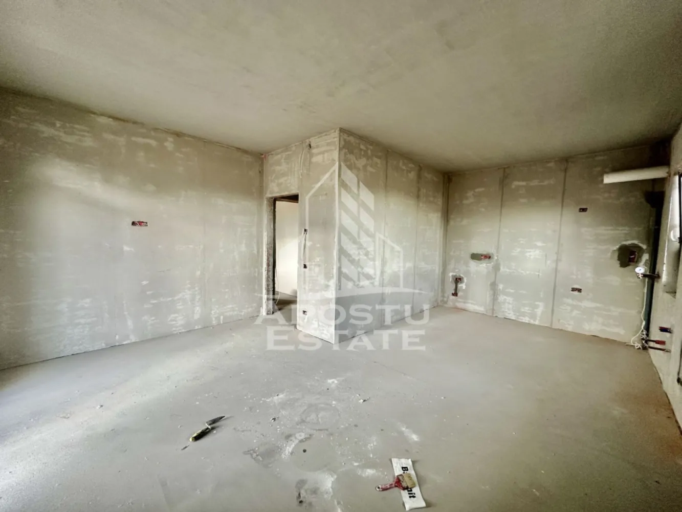 Apartament cu 3 camere, semidecomandat, etaj 1, zona Lidl din Giroc - APOSTU ESTATE va ofera spre vanzare un apartament cu 3 camere, semidecomandat, situat la etaj intermediar, in zona Lidl din Giroc.
Suprafata utila a apartamentului este de 68 mp + 2 balcoane de 12 mp fiecare.
Confortul termic se realizeaza cu ajutorul centralei proprii pe gaz cu incalzire in pardoseala.
Dispune de 1 loc de parcare.
Regimul de inaltime al blocului este P+2+M.
Blocul este realizat din caramida Porotherm de 30 de cm pe exterior si 25 de cm cu vata bazaltica in interior, intre apartamente.
Geamurile sunt tripan Rehau, iar usile de la Porta Doors.
Blocul dispune de camere de supraveghere.
Blocul este in constructie si are termen de predare vara anului viitor.

Compartimentare:
- hol acces
- living open space
- bucatarie
- 2 dormitoare
- baie
- 2 balcoane

Pretul este 114.000€ negociabil pentru apartamentele de la etajul 1
112.000 euro negociabil pentru apartamentele de la etajul 2
110.000 euro negociabil pentru apartamentele de la etajul 3.
Va asteptam cu drag la o vizionare!
CP 2312054