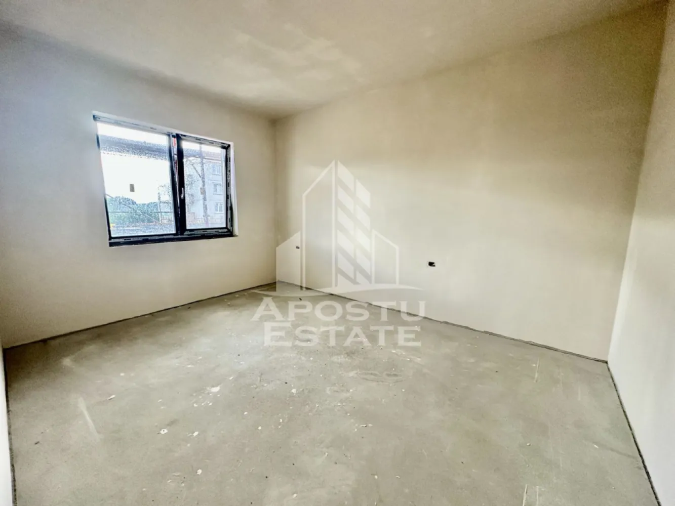 Apartament cu 3 camere, semidecomandat, etaj 1, zona Lidl din Giroc - APOSTU ESTATE va ofera spre vanzare un apartament cu 3 camere, semidecomandat, situat la etaj intermediar, in zona Lidl din Giroc.
Suprafata utila a apartamentului este de 68 mp + 2 balcoane de 12 mp fiecare.
Confortul termic se realizeaza cu ajutorul centralei proprii pe gaz cu incalzire in pardoseala.
Dispune de 1 loc de parcare.
Regimul de inaltime al blocului este P+2+M.
Blocul este realizat din caramida Porotherm de 30 de cm pe exterior si 25 de cm cu vata bazaltica in interior, intre apartamente.
Geamurile sunt tripan Rehau, iar usile de la Porta Doors.
Blocul dispune de camere de supraveghere.
Blocul este in constructie si are termen de predare vara anului viitor.

Compartimentare:
- hol acces
- living open space
- bucatarie
- 2 dormitoare
- baie
- 2 balcoane

Pretul este 114.000€ negociabil pentru apartamentele de la etajul 1
112.000 euro negociabil pentru apartamentele de la etajul 2
110.000 euro negociabil pentru apartamentele de la etajul 3.
Va asteptam cu drag la o vizionare!
CP 2312054