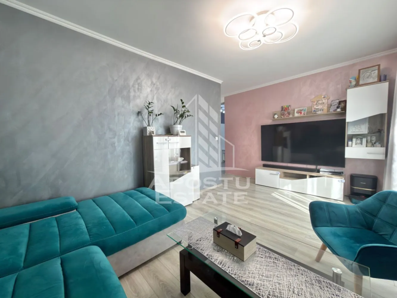 Apartament cu 3 camere decomandat, complet mobilat la parter in Giroc. - APOSTU ESTATE va propune spre vanzare un apartament cu 3 camere situat in Giroc - Calea Urseni.
Drumul de acces spre imobil este asfaltat. In apropiere sunt magazine si supermarket-uri precum: Profi, Lidl, Penny, magazin alimentar, scoala si gradinita la o distanta de 5 minute, acces facil la mijloace de transport in comun.

Apartamentul se vinde mobilat cu exceptia mobilierului din living si dormitoare.

Imobilul este situat la parter si dispune de o suprafata de 70 mp utili.

Compartimentare:
- hol acces.
- living.
- bucatarie inchisa.
- 2 dormitoare.
- baie cu cada.
- acces in gradina.

Detalii tehnice:
- constructie realizata in anul 2020 din caramida Porotherm de 25 cm.
- exterior izolat cu polistiren de 10 cm eps 80. 
- pereti despartitori complet din caramida (fara rigips) tencuiti mecanizat finisati cu glet si vopsea lavabila.
- mobilier de bucatarie modern de calitate inalta, realizat pe comanda.
- electrocasnice noi, in stare perfecta de functionare: (aragaz, cuptor, masina de spalat vase, masina de spalat rufe, clima).
- geamuri termopan cu 3 sticle pentru izolare fonica si termica superioara, foarte mari si luminoase.
- aparat pentru aer conditionat in living si in dormitor.
- centrala proprie pe gaz, sistem de incalzire prin calorifere.
- aparataje modulare Gewis.
- usa acces securizata, usi interioare porta doors.
- 1 loc de parcare.

Utilitati complete: curent, apa de la retea, canalizare, gaz, internet prin fibra optica, cablu Tv.
Pentru mai multe detalii nu ezitati sa ne contactati!

Acceptam orice fel de credit bancar. Oferim consultanta si solutii financiare prin colaboratorii nostri pentru a obtine cel mai avantajos credit Ipotecar sau Noua Casa.

Va asteptam cu drag la o vizionare chiar astazi!
CP3062124