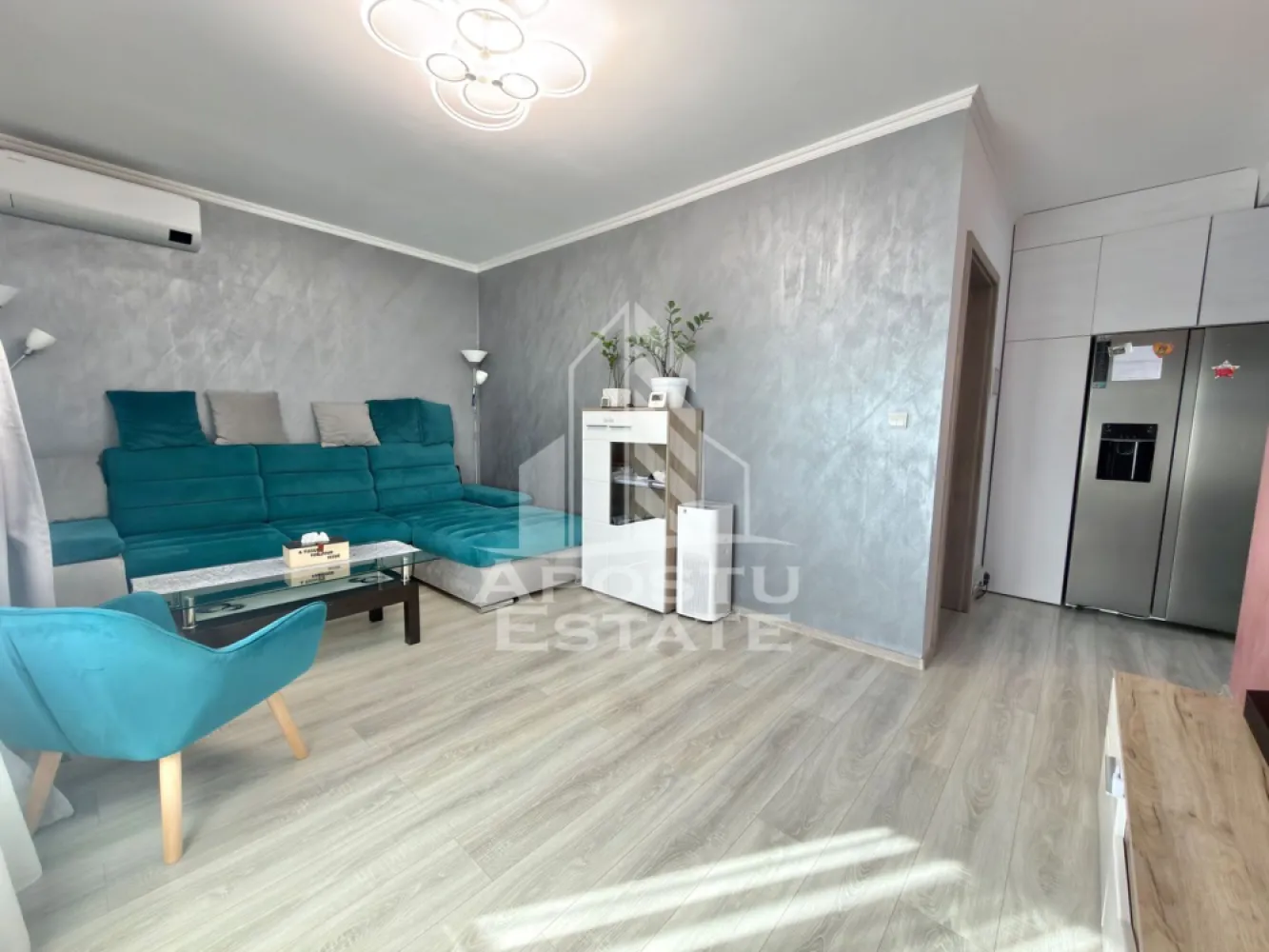 Apartament cu 3 camere decomandat, complet mobilat la parter in Giroc. - APOSTU ESTATE va propune spre vanzare un apartament cu 3 camere situat in Giroc - Calea Urseni.
Drumul de acces spre imobil este asfaltat. In apropiere sunt magazine si supermarket-uri precum: Profi, Lidl, Penny, magazin alimentar, scoala si gradinita la o distanta de 5 minute, acces facil la mijloace de transport in comun.

Apartamentul se vinde mobilat cu exceptia mobilierului din living si dormitoare.

Imobilul este situat la parter si dispune de o suprafata de 70 mp utili.

Compartimentare:
- hol acces.
- living.
- bucatarie inchisa.
- 2 dormitoare.
- baie cu cada.
- acces in gradina.

Detalii tehnice:
- constructie realizata in anul 2020 din caramida Porotherm de 25 cm.
- exterior izolat cu polistiren de 10 cm eps 80. 
- pereti despartitori complet din caramida (fara rigips) tencuiti mecanizat finisati cu glet si vopsea lavabila.
- mobilier de bucatarie modern de calitate inalta, realizat pe comanda.
- electrocasnice noi, in stare perfecta de functionare: (aragaz, cuptor, masina de spalat vase, masina de spalat rufe, clima).
- geamuri termopan cu 3 sticle pentru izolare fonica si termica superioara, foarte mari si luminoase.
- aparat pentru aer conditionat in living si in dormitor.
- centrala proprie pe gaz, sistem de incalzire prin calorifere.
- aparataje modulare Gewis.
- usa acces securizata, usi interioare porta doors.
- 1 loc de parcare.

Utilitati complete: curent, apa de la retea, canalizare, gaz, internet prin fibra optica, cablu Tv.
Pentru mai multe detalii nu ezitati sa ne contactati!

Acceptam orice fel de credit bancar. Oferim consultanta si solutii financiare prin colaboratorii nostri pentru a obtine cel mai avantajos credit Ipotecar sau Noua Casa.

Va asteptam cu drag la o vizionare chiar astazi!
CP3062124