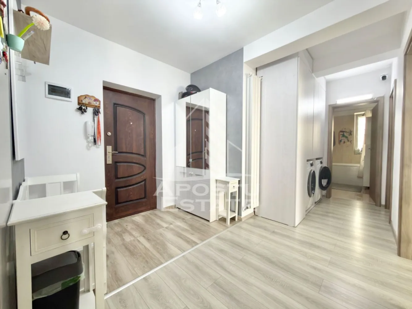 Apartament cu 3 camere decomandat, complet mobilat la parter in Giroc. - APOSTU ESTATE va propune spre vanzare un apartament cu 3 camere situat in Giroc - Calea Urseni.
Drumul de acces spre imobil este asfaltat. In apropiere sunt magazine si supermarket-uri precum: Profi, Lidl, Penny, magazin alimentar, scoala si gradinita la o distanta de 5 minute, acces facil la mijloace de transport in comun.

Apartamentul se vinde mobilat cu exceptia mobilierului din living si dormitoare.

Imobilul este situat la parter si dispune de o suprafata de 70 mp utili.

Compartimentare:
- hol acces.
- living.
- bucatarie inchisa.
- 2 dormitoare.
- baie cu cada.
- acces in gradina.

Detalii tehnice:
- constructie realizata in anul 2020 din caramida Porotherm de 25 cm.
- exterior izolat cu polistiren de 10 cm eps 80. 
- pereti despartitori complet din caramida (fara rigips) tencuiti mecanizat finisati cu glet si vopsea lavabila.
- mobilier de bucatarie modern de calitate inalta, realizat pe comanda.
- electrocasnice noi, in stare perfecta de functionare: (aragaz, cuptor, masina de spalat vase, masina de spalat rufe, clima).
- geamuri termopan cu 3 sticle pentru izolare fonica si termica superioara, foarte mari si luminoase.
- aparat pentru aer conditionat in living si in dormitor.
- centrala proprie pe gaz, sistem de incalzire prin calorifere.
- aparataje modulare Gewis.
- usa acces securizata, usi interioare porta doors.
- 1 loc de parcare.

Utilitati complete: curent, apa de la retea, canalizare, gaz, internet prin fibra optica, cablu Tv.
Pentru mai multe detalii nu ezitati sa ne contactati!

Acceptam orice fel de credit bancar. Oferim consultanta si solutii financiare prin colaboratorii nostri pentru a obtine cel mai avantajos credit Ipotecar sau Noua Casa.

Va asteptam cu drag la o vizionare chiar astazi!
CP3062124
