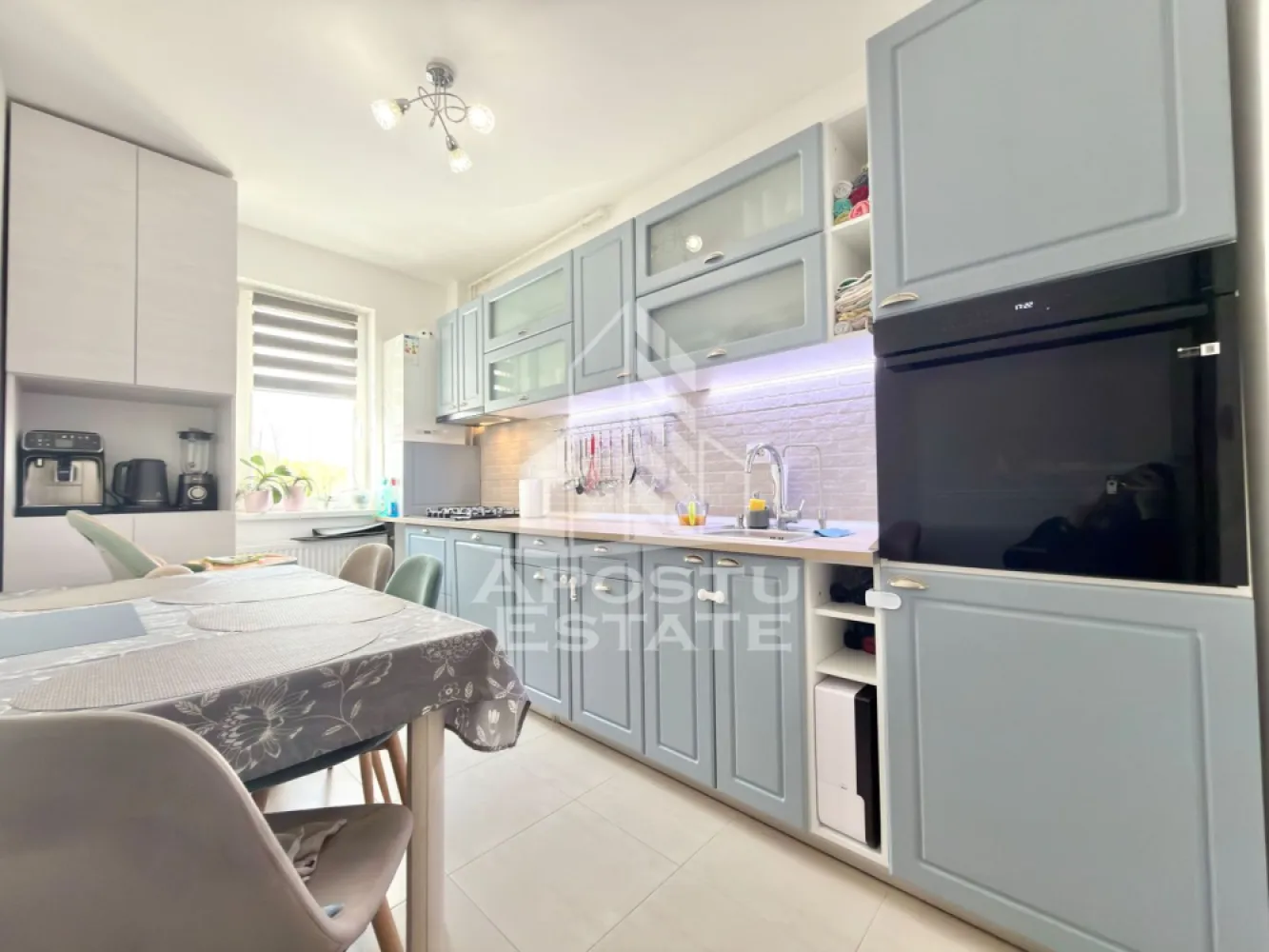 Apartament cu 3 camere decomandat, complet mobilat la parter in Giroc. - APOSTU ESTATE va propune spre vanzare un apartament cu 3 camere situat in Giroc - Calea Urseni.
Drumul de acces spre imobil este asfaltat. In apropiere sunt magazine si supermarket-uri precum: Profi, Lidl, Penny, magazin alimentar, scoala si gradinita la o distanta de 5 minute, acces facil la mijloace de transport in comun.

Apartamentul se vinde mobilat cu exceptia mobilierului din living si dormitoare.

Imobilul este situat la parter si dispune de o suprafata de 70 mp utili.

Compartimentare:
- hol acces.
- living.
- bucatarie inchisa.
- 2 dormitoare.
- baie cu cada.
- acces in gradina.

Detalii tehnice:
- constructie realizata in anul 2020 din caramida Porotherm de 25 cm.
- exterior izolat cu polistiren de 10 cm eps 80. 
- pereti despartitori complet din caramida (fara rigips) tencuiti mecanizat finisati cu glet si vopsea lavabila.
- mobilier de bucatarie modern de calitate inalta, realizat pe comanda.
- electrocasnice noi, in stare perfecta de functionare: (aragaz, cuptor, masina de spalat vase, masina de spalat rufe, clima).
- geamuri termopan cu 3 sticle pentru izolare fonica si termica superioara, foarte mari si luminoase.
- aparat pentru aer conditionat in living si in dormitor.
- centrala proprie pe gaz, sistem de incalzire prin calorifere.
- aparataje modulare Gewis.
- usa acces securizata, usi interioare porta doors.
- 1 loc de parcare.

Utilitati complete: curent, apa de la retea, canalizare, gaz, internet prin fibra optica, cablu Tv.
Pentru mai multe detalii nu ezitati sa ne contactati!

Acceptam orice fel de credit bancar. Oferim consultanta si solutii financiare prin colaboratorii nostri pentru a obtine cel mai avantajos credit Ipotecar sau Noua Casa.

Va asteptam cu drag la o vizionare chiar astazi!
CP3062124