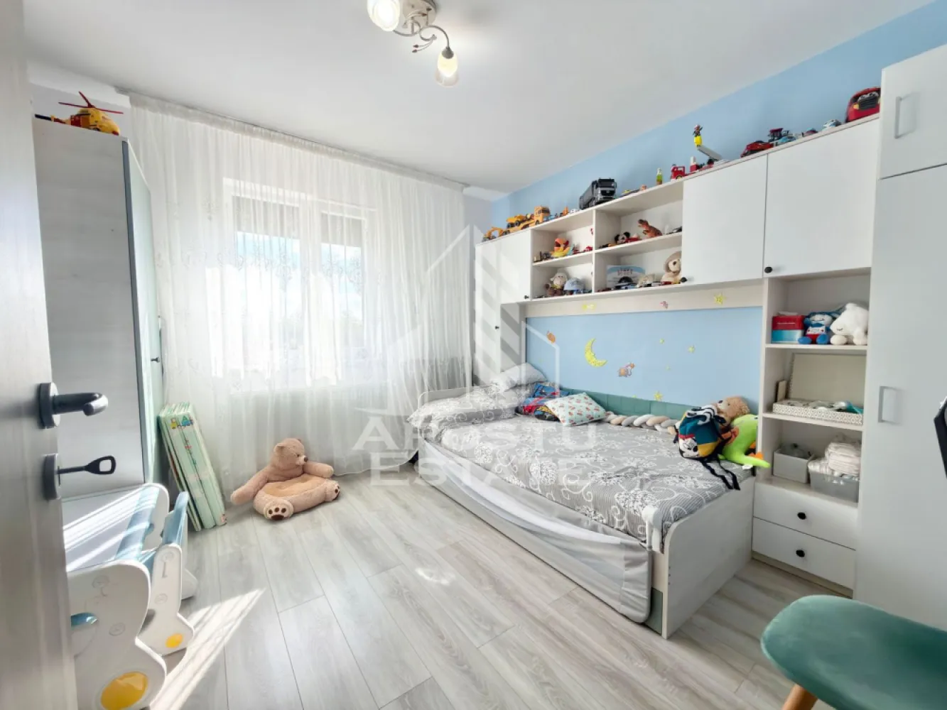 Apartament cu 3 camere decomandat, complet mobilat la parter in Giroc.