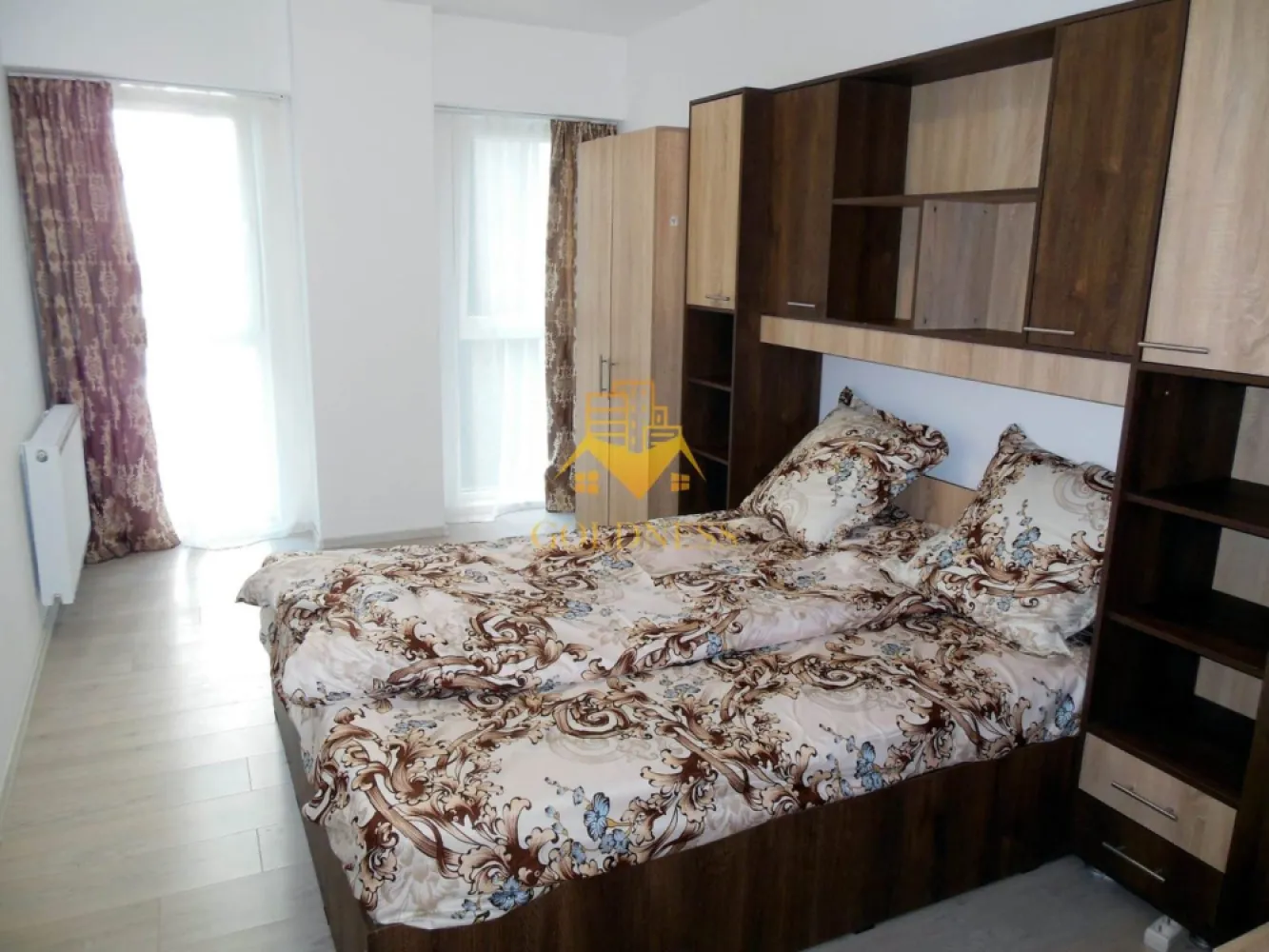 2 camere, Parcare, Semicentral, NTT Data, Bosch, Somesului, Anton Pann - GOLDNESS Imobiliare vă propune spre închiriere un apartament cu 2 camere open-space complet mobilat și utilat, la etajul 2 într-un imobil de 7 etaje, în Zona Semicentrala.
Dispune de loc de parcare subteran.
Se află în apropierea stațiilor de transport în comun, magazine, restaurante, spații verzi, farmacii, etc. 

Apartamentul este compartimentat astfel:
 - dormitor cu pat matrimonial, dressing, 
 - living cu bucatarie open space complet utilată și mobilată, canapea, loc de servit masa, birou 
 - baie cu cabina de dus, calorifer port prosop și dulap pentru depozitare.
 - balcon de 6 mp, dotat cu bancuta si masa

Imobilul este dotat cu toate cele necesare- centrală proprie, aer conditionat, masina de spalat vase, frigider, plita, cuptor electric, microunde, hotă, mașină de spălat haine, etc. 

Dacă sunteți interesați de acest apartament și doriți să îl vizionați, dar și pentru alte oferte nu ezitați să ne contactați telefonic sau prin e-mail. Vă stăm la dispoziție!
Pentru intermediere se percepe un comision de 50% din prețul chiriei!