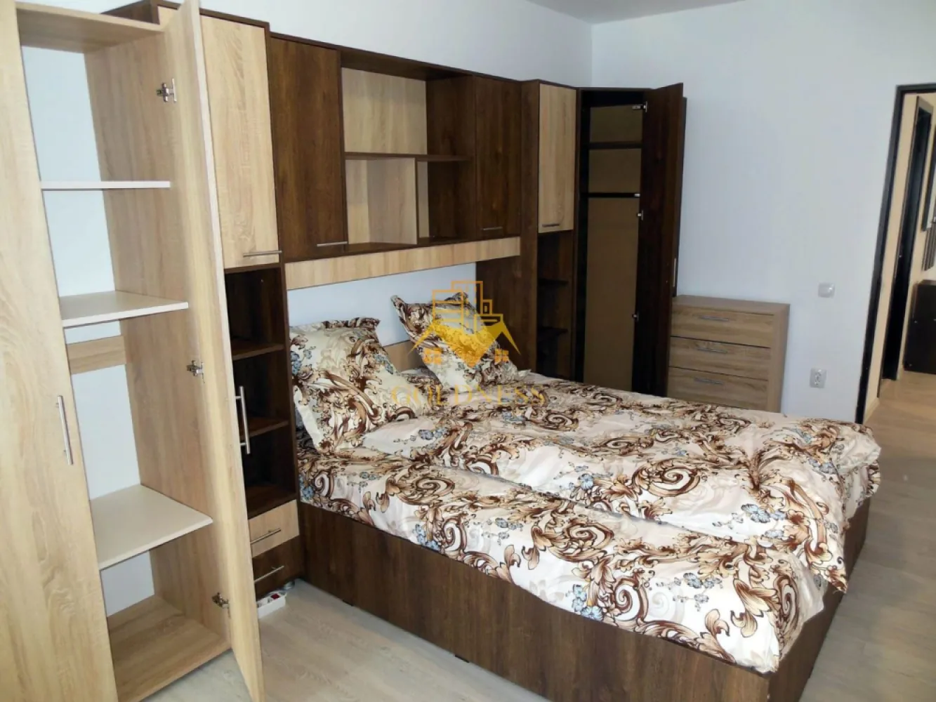 2 camere, Parcare, Semicentral, NTT Data, Bosch, Somesului, Anton Pann - GOLDNESS Imobiliare vă propune spre închiriere un apartament cu 2 camere open-space complet mobilat și utilat, la etajul 2 într-un imobil de 7 etaje, în Zona Semicentrala.
Dispune de loc de parcare subteran.
Se află în apropierea stațiilor de transport în comun, magazine, restaurante, spații verzi, farmacii, etc. 

Apartamentul este compartimentat astfel:
 - dormitor cu pat matrimonial, dressing, 
 - living cu bucatarie open space complet utilată și mobilată, canapea, loc de servit masa, birou 
 - baie cu cabina de dus, calorifer port prosop și dulap pentru depozitare.
 - balcon de 6 mp, dotat cu bancuta si masa

Imobilul este dotat cu toate cele necesare- centrală proprie, aer conditionat, masina de spalat vase, frigider, plita, cuptor electric, microunde, hotă, mașină de spălat haine, etc. 

Dacă sunteți interesați de acest apartament și doriți să îl vizionați, dar și pentru alte oferte nu ezitați să ne contactați telefonic sau prin e-mail. Vă stăm la dispoziție!
Pentru intermediere se percepe un comision de 50% din prețul chiriei!