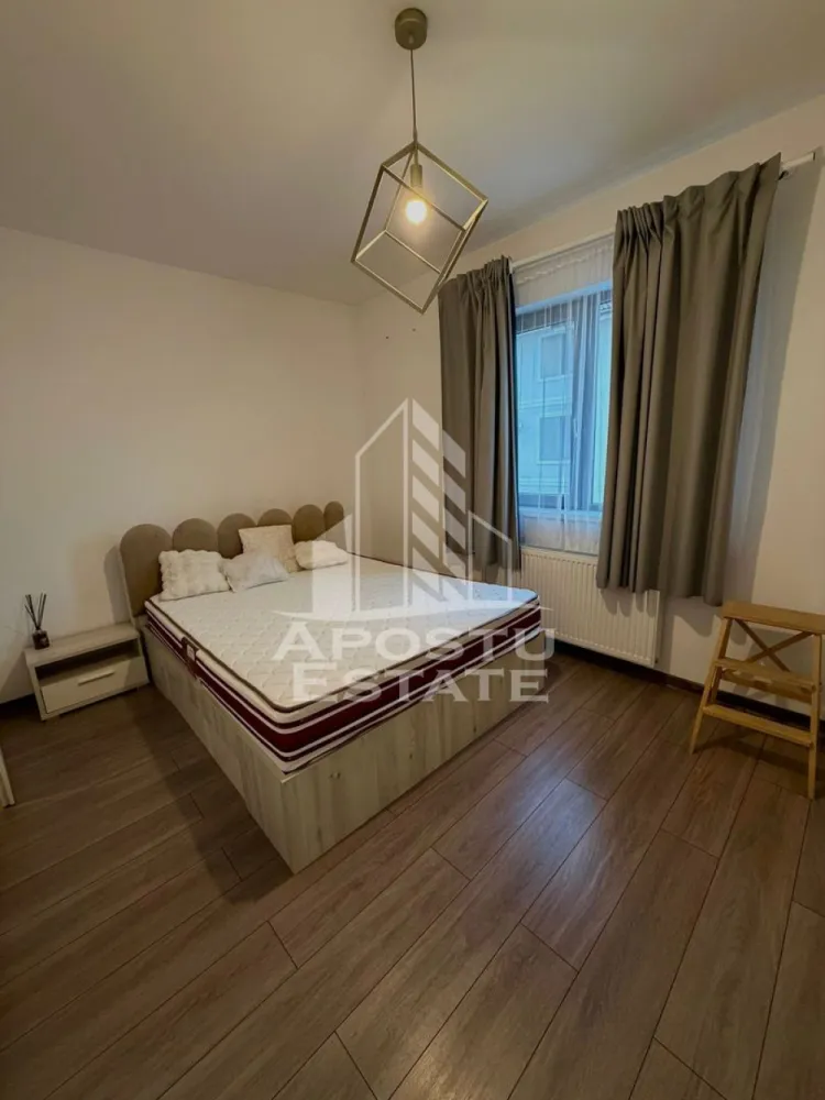 Apartament cu 2 camere de inchiriat, pet-friendly, Chisoda - Agentia imobiliara APOSTU ESTATE va propune spre inchiriere un apartament cu 2 camere, spatios si luminos, situat in Chisoda, o zona linistita si bine pozitionata fata de Timisoara, potrivit pentru cupluri,familii, sau persoane singure care isi doresc o locuinta unde sa se simta confortabil si cu acces facil catre aeraport, statii de autobuz, supermarket, magazine de zona, parcuri.

Suprafata utila: 53
Compartimentare eficienta:
-Hol de acces generos
-Bucatarie deschisa complet mobilata si utilata,
-Living luminos si spatios
-Dormitor mobilat
-Baie prevazuta cu cada si geam pentru ventilatie naturala

Confort si facilitati:
-Incalzirea apartamentului: centrala proprie
-Apartamentul este complet mobilat si utilat
-Doua locuri de parcare
-Animalele de companie sunt acceptate de catre proprietar

Localizare:
-Timis, Chisoda-acces facil spre magazine, supermarketul, scoli, parcuri si mijloace de transport in comun.

Ideal pentru:
-Cupluri
-Persoane singure

Disponibilitate: imediat
Pret chirie lunara: 400 Euro (usor negociabil)
Programeaza o vizionare pentru a-ti putea imagina viitorul aici!
ID intern: CP3127113