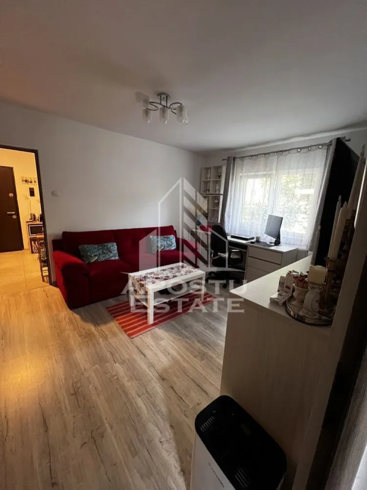 Apartament 2 camere de vanzare, parter, zona Buziasului, Timisoara - Agentia imobiliara APOSTU ESTATE va propune spre vanzare un apartament cu 2 camere, mobilat si utilat, semidecomandat, localizat in judetul Timis, Timisoara, zona Buziasului.
Apartamentul este situat la parter, intr-un bloc anvelopat termic si are o suprafata de 44 mp utili.
Compartimentare:
- Hol de acces
- Bucatarie utilata
- Living spatios
- Dormitor
- Baie cu geam
Confortul termic este realizat prin intermediul centralei proprii pe gaz si a aparatului de aer conditionat
Zona foarte linistita cu numeroase facilitati si puncte de interes precum: acces rapid si usor la mijloacele de transport in comun, parcare amenajata langa bloc, magazine si supermarket-uri in apropiere, farmacii, institutii de invatamant, restaurante, baruri, cafenele si multe altele.
Agentia imobiliara Apostu Estate va ofera consultanta bancara gratuita prin intermediul colaboratorilor nostri pentru alegerea celui mai potrivit tip de credit, astfel incat tu sa devi noul proprietar al acestui apartament.
Va asteptam cu drag la o vizionare chiar si astazi!
ID intern: .