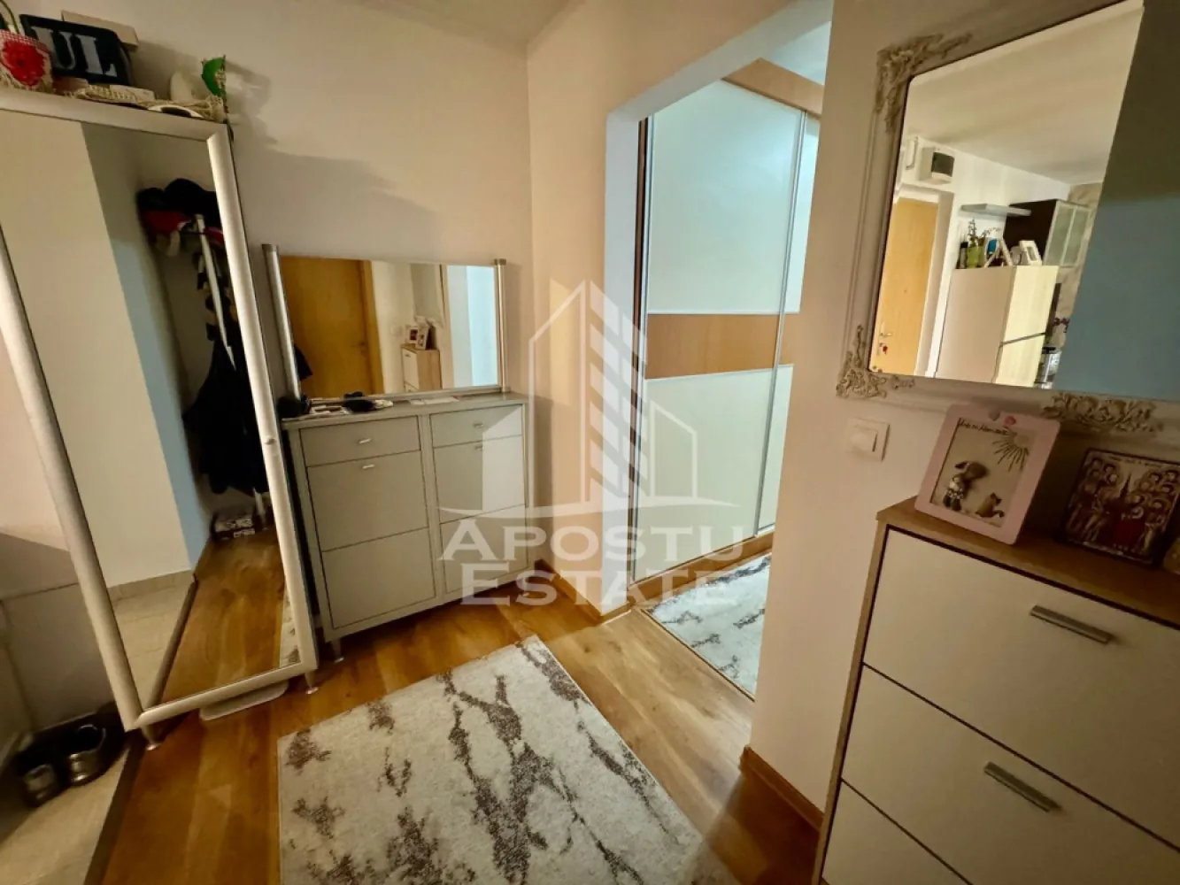 Apartament cu 3 camere, de inchiriat, zona Torontal, Timisoara - APOSTU ESTATE va propune spre inchiriat un apartament modern cu 3 camere, 2 bai, situat la etajul 2/6, zona Calea Torontalului

Imobilul se intinde pe o suprafata utila de 80mp + 15 terasa si este compartimentat astfel:

- hol de acces

- living spatios cu buctarie si iesire pe terasa

- 2 dormitoare dintre care unul cu balcon

- baie cu cada

- baie cu cabina de dus
- terasa de 5mp inchisa
-terasa de 10mp deschisa

Confortul termic se realizeaza prin intermediul centralei termice pe gaz si a aparatului de aer conditionat.

Blocul detine si un parc privat cu acces din interior (2800mp), locuri de joaca si gratar

- Spital Premiere

- VOX

- OMW

- Supermarket Lidl, Auchan, Metro, Carrefour, Profi

- Iulius Town

- Mijloace de transport in comun

Loc de parcare subteran, inclus in pret

Preţ: 700€
Garanţie: echivalentul unei luni de chirie
Va asteptam cu drag la o vizionare!

ID intern: CP3126896!