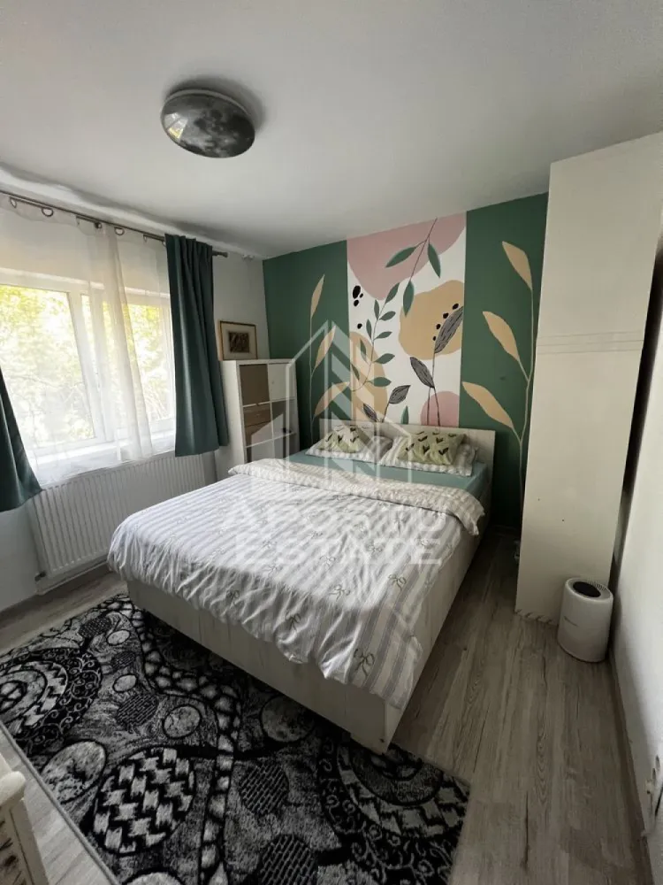Apartament 2 camere de vanzare, parter, zona Buziasului, Timisoara - Agentia imobiliara APOSTU ESTATE va propune spre vanzare un apartament cu 2 camere, mobilat si utilat, semidecomandat, localizat in judetul Timis, Timisoara, zona Buziasului.
Apartamentul este situat la parter, intr-un bloc anvelopat termic si are o suprafata de 44 mp utili.
Compartimentare:
- Hol de acces
- Bucatarie utilata
- Living spatios
- Dormitor
- Baie cu geam
Confortul termic este realizat prin intermediul centralei proprii pe gaz si a aparatului de aer conditionat
Zona foarte linistita cu numeroase facilitati si puncte de interes precum: acces rapid si usor la mijloacele de transport in comun, parcare amenajata langa bloc, magazine si supermarket-uri in apropiere, farmacii, institutii de invatamant, restaurante, baruri, cafenele si multe altele.
Agentia imobiliara Apostu Estate va ofera consultanta bancara gratuita prin intermediul colaboratorilor nostri pentru alegerea celui mai potrivit tip de credit, astfel incat tu sa devi noul proprietar al acestui apartament.
Va asteptam cu drag la o vizionare chiar si astazi!
ID intern: .