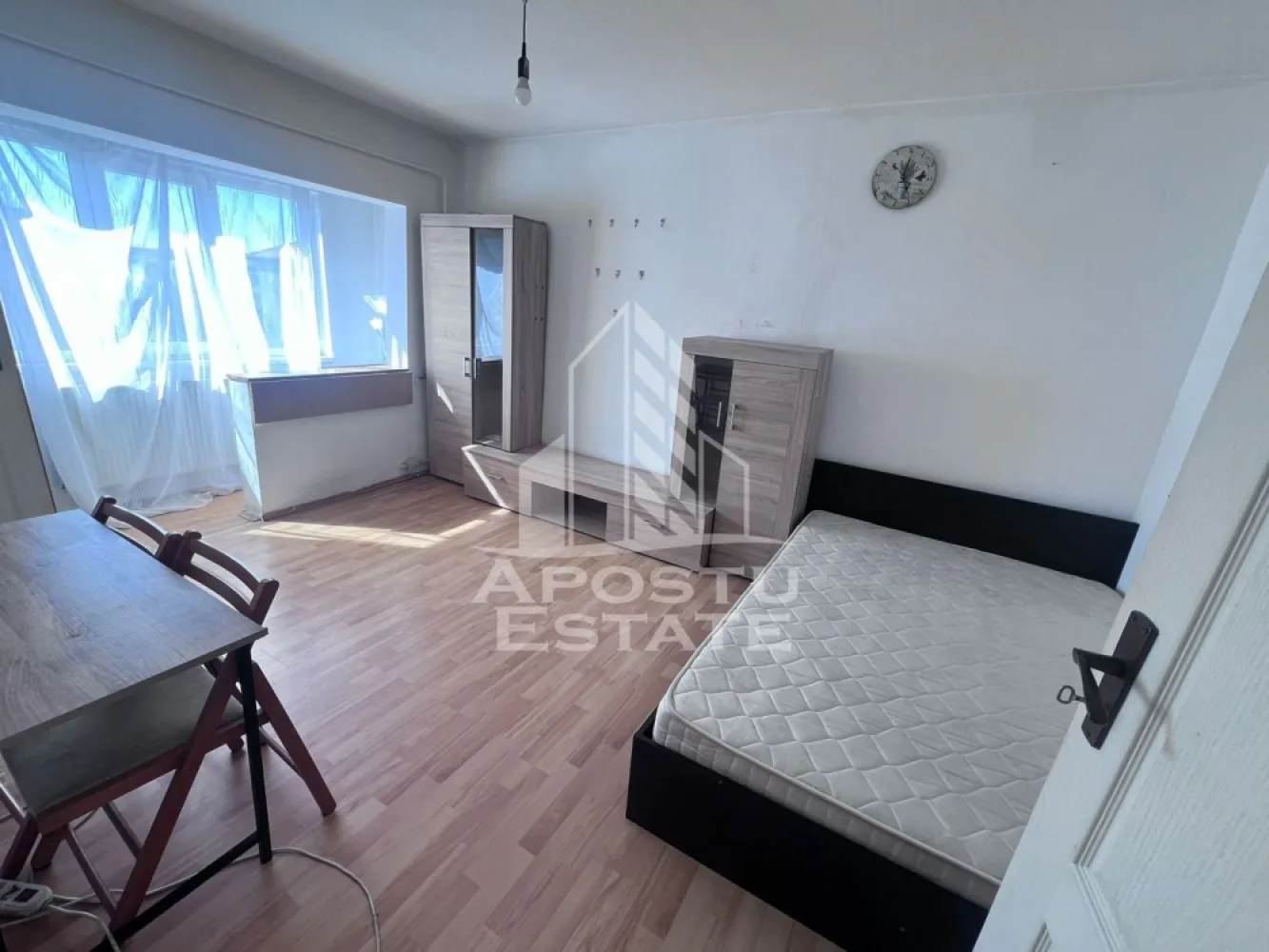 Apartament cu 1 camera, de inchiriat, zona Bucovina, Timisoara - Agentia imobiliara APOSTU ESTATE va propune spre inchiriere un apartament cu 1 camerea spatios si luminos, situat in zona Bucovina, o zona linistita si bine pozitionata din Timisoara, potrivit pentru cupluri sau persoane singure care isi doresc o locuinta unde sa se simta confortabil si cu acces facil catre scoli, statii de autobuz,tramvaie, supermarketuri , magazine de zona, parcuri.

Suprafata utila: 28 mp
Compartimentare eficienta:
-Hol de acces 
-Bucatarie complet mobilata si utilata
-Dormitor mobilat si utilat
-Baie prevazuta cu cada

Confort si facilitati:
-Incalzirea apartamentului: colterm
-Apartamentul este complet mobilat si utilat
-Se accepta animale de companie de catre proprietar

Localizare:
-Timis,Timisoara, zona Bucovina– acces facil spre magazine, supermarketuri, scoli, parcuri si mijloace de transport in comun.

Ideal pentru:
-Persoane singure
-Cupluri
-Studenti

Disponibilitate: imediata
Pret chirie lunara: 250 euro ( usor negociabil)
Programeaza o vizionare pentru a-ti putea imagina viitorul aici!
ID intern: CP2963045