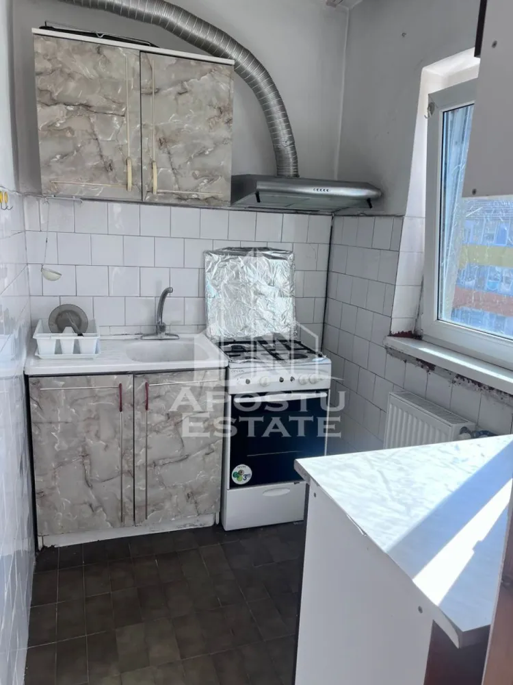 Apartament cu 1 camera, de inchiriat, zona Bucovina, Timisoara - Agentia imobiliara APOSTU ESTATE va propune spre inchiriere un apartament cu 1 camerea spatios si luminos, situat in zona Bucovina, o zona linistita si bine pozitionata din Timisoara, potrivit pentru cupluri sau persoane singure care isi doresc o locuinta unde sa se simta confortabil si cu acces facil catre scoli, statii de autobuz,tramvaie, supermarketuri , magazine de zona, parcuri.

Suprafata utila: 28 mp
Compartimentare eficienta:
-Hol de acces 
-Bucatarie complet mobilata si utilata
-Dormitor mobilat si utilat
-Baie prevazuta cu cada

Confort si facilitati:
-Incalzirea apartamentului: colterm
-Apartamentul este complet mobilat si utilat
-Se accepta animale de companie de catre proprietar

Localizare:
-Timis,Timisoara, zona Bucovina– acces facil spre magazine, supermarketuri, scoli, parcuri si mijloace de transport in comun.

Ideal pentru:
-Persoane singure
-Cupluri
-Studenti

Disponibilitate: imediata
Pret chirie lunara: 250 euro ( usor negociabil)
Programeaza o vizionare pentru a-ti putea imagina viitorul aici!
ID intern: CP2963045