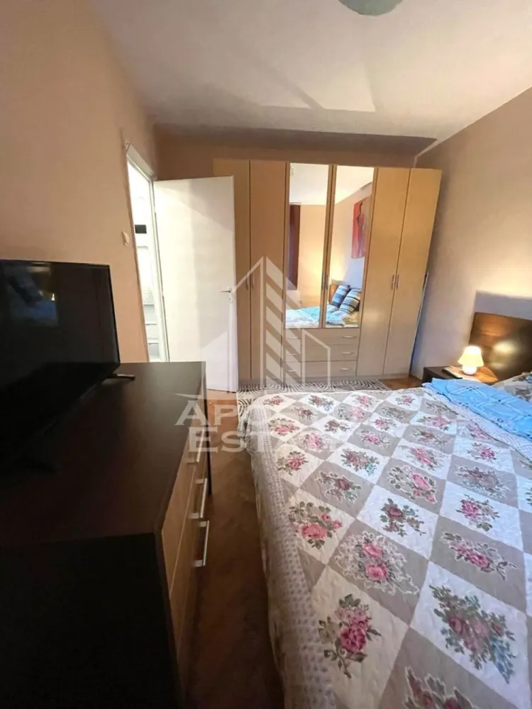 Apartament 2 camere de inchiriat, centrala proprie, zona centrala - Agentia imobiliara APOSTU ESTATE va propune spre inchiriere un apartament cu 2 camere, spatios si luminos, situat in zona Centrala, o zona linistita si bine pozitionata din Timisoara, potrivit pentru cupluri,familii, sau studenti care isi doresc o locuinta unde sa se simta confortabil si cu acces facil catre scoli, statii de autobuz, supermarketuri , magazine de zona, parcuri.

Suprafata utila: 54 mp
Compartimentare eficienta:
-Hol de acces generos
-Bucatarie complet mobilata si utilata, cu loc de luat masa
-Living luminos si spatios
-Dormitor mobilat si utilat
-Baie prevazuta cu cabina de dus

Confort si facilitati:
-Incalzirea apartamentului: centrala proprie
-Apartamentul este complet mobilat si utilat
-Se accepta animale de companie de talie mica de catre proprietar

Localizare:
-Timis,Timisoara, zona Centrala – acces facil spre magazine, supermarketuri, scoli, parcuri si mijloace de transport in comun.

Ideal pentru:
-Familii
-Cupluri
-Studenti

Disponibilitate: imediata
Pret chirie lunara: 450 euro ( usor negociabil)
Programeaza o vizionare pentru a-ti putea imagina viitorul aici!
ID intern: CP3127084