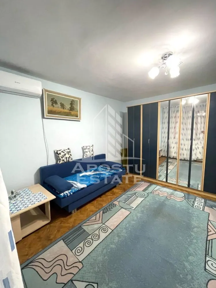 Apartament 2 camere de inchiriat, centrala proprie, zona centrala - Agentia imobiliara APOSTU ESTATE va propune spre inchiriere un apartament cu 2 camere, spatios si luminos, situat in zona Centrala, o zona linistita si bine pozitionata din Timisoara, potrivit pentru cupluri,familii, sau studenti care isi doresc o locuinta unde sa se simta confortabil si cu acces facil catre scoli, statii de autobuz, supermarketuri , magazine de zona, parcuri.

Suprafata utila: 54 mp
Compartimentare eficienta:
-Hol de acces generos
-Bucatarie complet mobilata si utilata, cu loc de luat masa
-Living luminos si spatios
-Dormitor mobilat si utilat
-Baie prevazuta cu cabina de dus

Confort si facilitati:
-Incalzirea apartamentului: centrala proprie
-Apartamentul este complet mobilat si utilat
-Se accepta animale de companie de talie mica de catre proprietar

Localizare:
-Timis,Timisoara, zona Centrala – acces facil spre magazine, supermarketuri, scoli, parcuri si mijloace de transport in comun.

Ideal pentru:
-Familii
-Cupluri
-Studenti

Disponibilitate: imediata
Pret chirie lunara: 450 euro ( usor negociabil)
Programeaza o vizionare pentru a-ti putea imagina viitorul aici!
ID intern: CP3127084