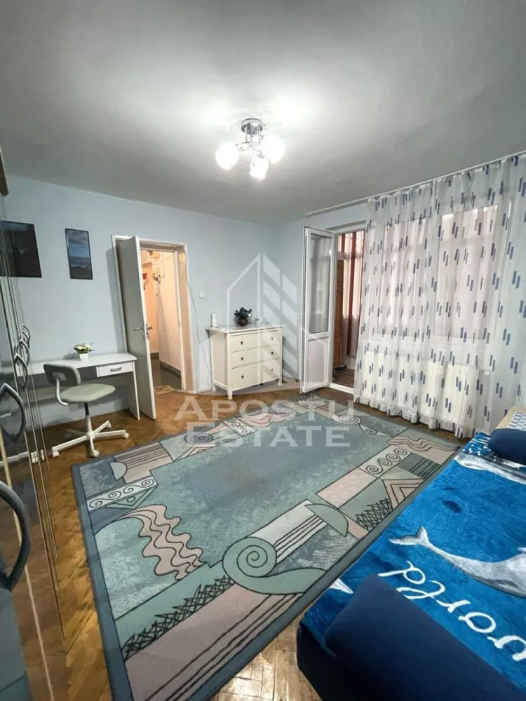Apartament 2 camere de inchiriat, centrala proprie, zona centrala - Agentia imobiliara APOSTU ESTATE va propune spre inchiriere un apartament cu 2 camere, spatios si luminos, situat in zona Centrala, o zona linistita si bine pozitionata din Timisoara, potrivit pentru cupluri,familii, sau studenti care isi doresc o locuinta unde sa se simta confortabil si cu acces facil catre scoli, statii de autobuz, supermarketuri , magazine de zona, parcuri.

Suprafata utila: 54 mp
Compartimentare eficienta:
-Hol de acces generos
-Bucatarie complet mobilata si utilata, cu loc de luat masa
-Living luminos si spatios
-Dormitor mobilat si utilat
-Baie prevazuta cu cabina de dus

Confort si facilitati:
-Incalzirea apartamentului: centrala proprie
-Apartamentul este complet mobilat si utilat
-Se accepta animale de companie de talie mica de catre proprietar

Localizare:
-Timis,Timisoara, zona Centrala – acces facil spre magazine, supermarketuri, scoli, parcuri si mijloace de transport in comun.

Ideal pentru:
-Familii
-Cupluri
-Studenti

Disponibilitate: imediata
Pret chirie lunara: 450 euro ( usor negociabil)
Programeaza o vizionare pentru a-ti putea imagina viitorul aici!
ID intern: CP3127084