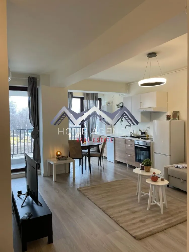 Apartament 2 camere - Et 1 - Lift - Parcare subterana - Otopeni central - Vă invităm să descoperiți o proprietate superbă, spre vanzare, disponibilă imediat: un apartament de 2 camere cu încălzire în pardoseală foarte cochet, utilat și mobilat complet, situat la etajul 1/3, într-un bloc nou (cu lift) din Otopeni.

Apartamentul este foarte luminos, foarte spațios și foarte bine compartimentat, având un living, o bucătărie deschisă, un dormitor, o baie și un balcon.

De la primii pași în această proprietate găsim un loc care oferă confort și liniște. Apartamentul se predă COMPLET utilat și mobilat, inclusiv: cuptor cu microunde, aparat de cafea, mașină de spălat rufe, mașină de spălat vase, bideu, A/C etc. 

Apartamentul beneficiază de parcare subterană cu barieră, supraveghere video și acces facil către centrul orașului, la doar 5 minute de mers pe jos față de Primăria Otopeni.

Proiectul este destinat celor care sunt în căutarea mix-ului perfect între standarde de calitate superioară, funcționalitate, confort și intimitate, într-o zona liniștită a orașului Otopeni.

Programează-te acum pentru o vizionare!

Dacă aveți o proprietate de vânzare/închiriere sau sunteți interesați de o proprietate aflată în portofoliul agenției noastre, vă rugăm să ne contactați la numărul de telefon din anunț sau pe adresa de email contact@homeagency.ro.