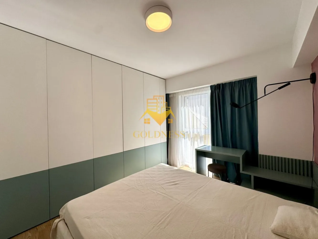 2 camere open space, Parcare, Central, NTT Data, Scala Center, Bosch - GOLDNESS Imobiliare vă propune spre închiriere un apartament cu 2 camere complet mobilat și utilat, la etajul 3 într-un imobil de 7 etaje, în Zona Centrala.
Dispune de loc de parcare subteran!
Se află în apropierea stațiilor de transport în comun, magazine, restaurante, spații verzi, farmacii, etc. 

Apartamentul este compartimentat astfel:
 - dormitor cu pat matrimonial, dressing, noptiere
 - living cu bucatarie open space complet utilată și mobilată, canapea extensibilă, loc de servit masa, aer conditionat
 - baie cu cada, calorifer port prosop și dulap pentru depozitare.
 - terasa de 16 mp, hol cu spatii generoase pentru depozitat

Imobilul este dotat cu toate cele necesare- centrală proprie, frigider, aragaz, hotă, mașină de spălat haine si vase, ac, etc. 

Dacă sunteți interesați de acest apartament și doriți să îl vizionați, dar și pentru alte oferte nu ezitați să ne contactați telefonic sau prin e-mail. Vă stăm la dispoziție!
Pentru intermediere se percepe un comision de 50% din prețul chiriei!