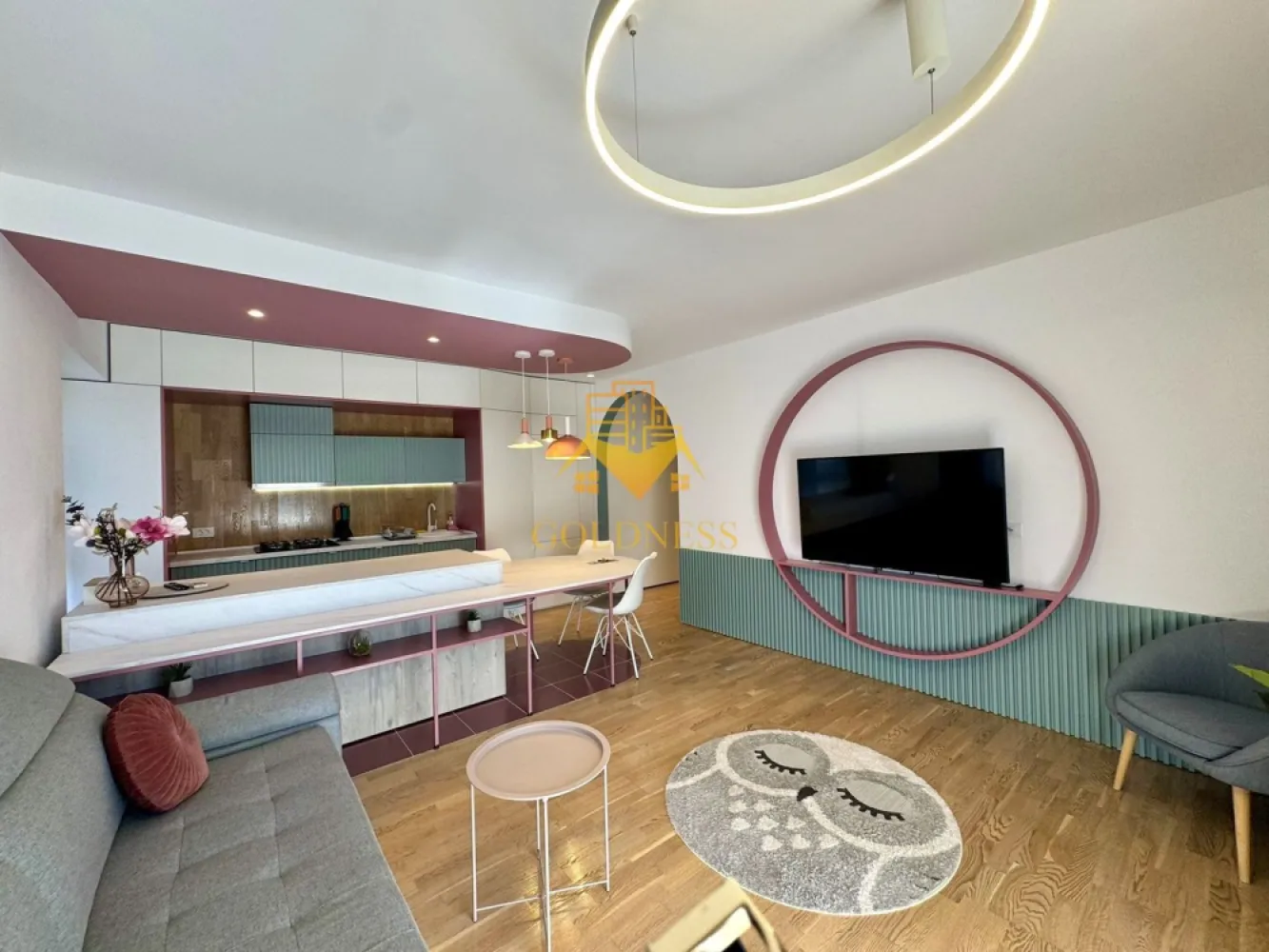 2 camere open space, Parcare, Central, NTT Data, Scala Center, Bosch - GOLDNESS Imobiliare vă propune spre închiriere un apartament cu 2 camere complet mobilat și utilat, la etajul 3 într-un imobil de 7 etaje, în Zona Centrala.
Dispune de loc de parcare subteran!
Se află în apropierea stațiilor de transport în comun, magazine, restaurante, spații verzi, farmacii, etc. 

Apartamentul este compartimentat astfel:
 - dormitor cu pat matrimonial, dressing, noptiere
 - living cu bucatarie open space complet utilată și mobilată, canapea extensibilă, loc de servit masa, aer conditionat
 - baie cu cada, calorifer port prosop și dulap pentru depozitare.
 - terasa de 16 mp, hol cu spatii generoase pentru depozitat

Imobilul este dotat cu toate cele necesare- centrală proprie, frigider, aragaz, hotă, mașină de spălat haine si vase, ac, etc. 

Dacă sunteți interesați de acest apartament și doriți să îl vizionați, dar și pentru alte oferte nu ezitați să ne contactați telefonic sau prin e-mail. Vă stăm la dispoziție!
Pentru intermediere se percepe un comision de 50% din prețul chiriei!