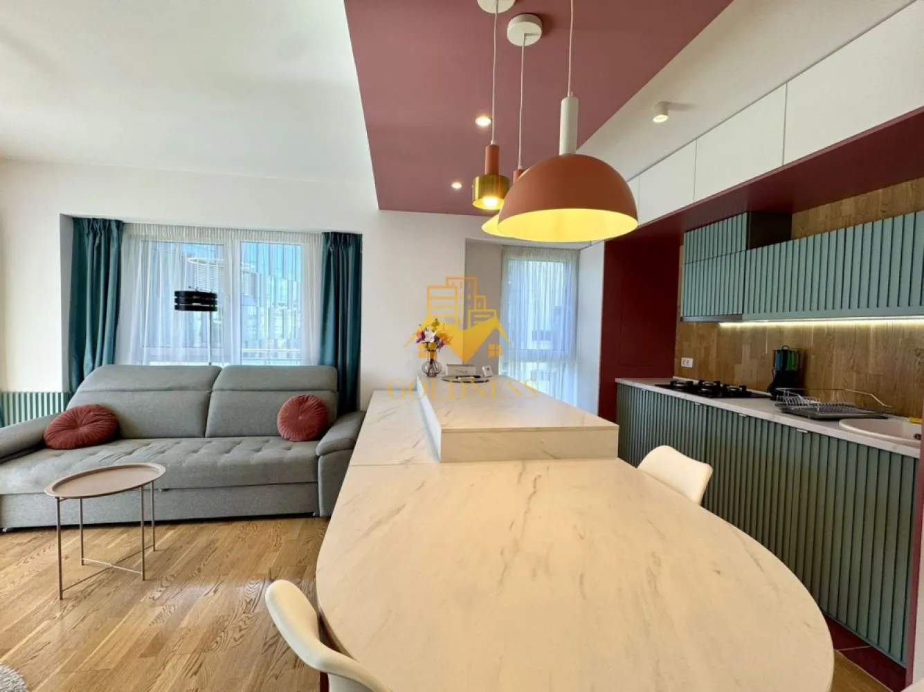2 camere open space, Parcare, Central, NTT Data, Scala Center, Bosch - GOLDNESS Imobiliare vă propune spre închiriere un apartament cu 2 camere complet mobilat și utilat, la etajul 3 într-un imobil de 7 etaje, în Zona Centrala.
Dispune de loc de parcare subteran!
Se află în apropierea stațiilor de transport în comun, magazine, restaurante, spații verzi, farmacii, etc. 

Apartamentul este compartimentat astfel:
 - dormitor cu pat matrimonial, dressing, noptiere
 - living cu bucatarie open space complet utilată și mobilată, canapea extensibilă, loc de servit masa, aer conditionat
 - baie cu cada, calorifer port prosop și dulap pentru depozitare.
 - terasa de 16 mp, hol cu spatii generoase pentru depozitat

Imobilul este dotat cu toate cele necesare- centrală proprie, frigider, aragaz, hotă, mașină de spălat haine si vase, ac, etc. 

Dacă sunteți interesați de acest apartament și doriți să îl vizionați, dar și pentru alte oferte nu ezitați să ne contactați telefonic sau prin e-mail. Vă stăm la dispoziție!
Pentru intermediere se percepe un comision de 50% din prețul chiriei!