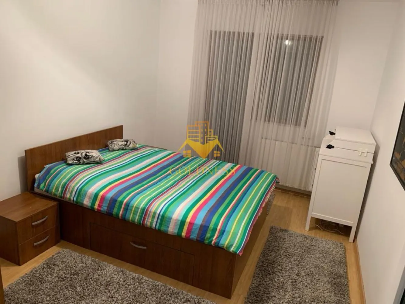 2 camere decomandate, Marasti, Parcul Feroviarilor, UBB, București - GOLDNESS Imobiliare vă propune spre închiriere un apartament cu camere complet mobilat și utilat, la etajul într-un imobil de etaje, în Cartierul .
Dispune de loc de parcare!
Se află în apropierea stațiilor de transport în comun, magazine, restaurante, spații verzi, farmacii, etc. 

Apartamentul este compartimentat astfel:
 - 1 dormitor cu pat matrimonial, dressing, noptiere
 - 1 dormitor cu canapea extensibilă 
 - bucătărie complet utilată și mobilată, loc de servit masa 
 - baie cu cada , calorifer port prosop și dulap pentru depozitare.
 - balcon de 6

Imobilul este dotat cu toate cele necesare- centrală proprie, frigider, aragaz, hotă, mașină de spălat haine, etc. 

Dacă sunteți interesați de acest apartament și doriți să îl vizionați, dar și pentru alte oferte nu ezitați să ne contactați telefonic sau prin e-mail. Vă stăm la dispoziție!
Pentru intermediere se percepe un comision de 50% din prețul chiriei!