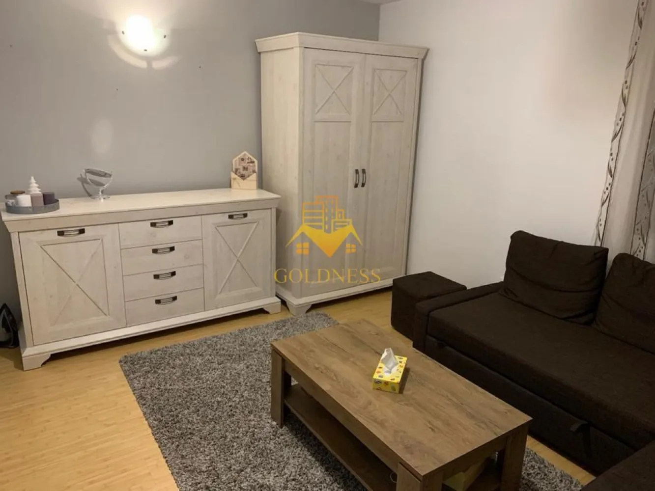 2 camere decomandate, Marasti, Parcul Feroviarilor, UBB, București - GOLDNESS Imobiliare vă propune spre închiriere un apartament cu camere complet mobilat și utilat, la etajul într-un imobil de etaje, în Cartierul .
Dispune de loc de parcare!
Se află în apropierea stațiilor de transport în comun, magazine, restaurante, spații verzi, farmacii, etc. 

Apartamentul este compartimentat astfel:
 - 1 dormitor cu pat matrimonial, dressing, noptiere
 - 1 dormitor cu canapea extensibilă 
 - bucătărie complet utilată și mobilată, loc de servit masa 
 - baie cu cada , calorifer port prosop și dulap pentru depozitare.
 - balcon de 6

Imobilul este dotat cu toate cele necesare- centrală proprie, frigider, aragaz, hotă, mașină de spălat haine, etc. 

Dacă sunteți interesați de acest apartament și doriți să îl vizionați, dar și pentru alte oferte nu ezitați să ne contactați telefonic sau prin e-mail. Vă stăm la dispoziție!
Pentru intermediere se percepe un comision de 50% din prețul chiriei!