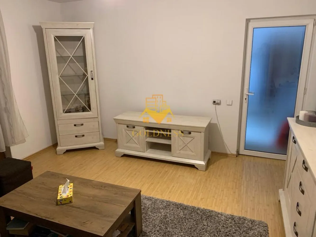 2 camere decomandate, Marasti, Parcul Feroviarilor, UBB, București - GOLDNESS Imobiliare vă propune spre închiriere un apartament cu camere complet mobilat și utilat, la etajul într-un imobil de etaje, în Cartierul .
Dispune de loc de parcare!
Se află în apropierea stațiilor de transport în comun, magazine, restaurante, spații verzi, farmacii, etc. 

Apartamentul este compartimentat astfel:
 - 1 dormitor cu pat matrimonial, dressing, noptiere
 - 1 dormitor cu canapea extensibilă 
 - bucătărie complet utilată și mobilată, loc de servit masa 
 - baie cu cada , calorifer port prosop și dulap pentru depozitare.
 - balcon de 6

Imobilul este dotat cu toate cele necesare- centrală proprie, frigider, aragaz, hotă, mașină de spălat haine, etc. 

Dacă sunteți interesați de acest apartament și doriți să îl vizionați, dar și pentru alte oferte nu ezitați să ne contactați telefonic sau prin e-mail. Vă stăm la dispoziție!
Pentru intermediere se percepe un comision de 50% din prețul chiriei!