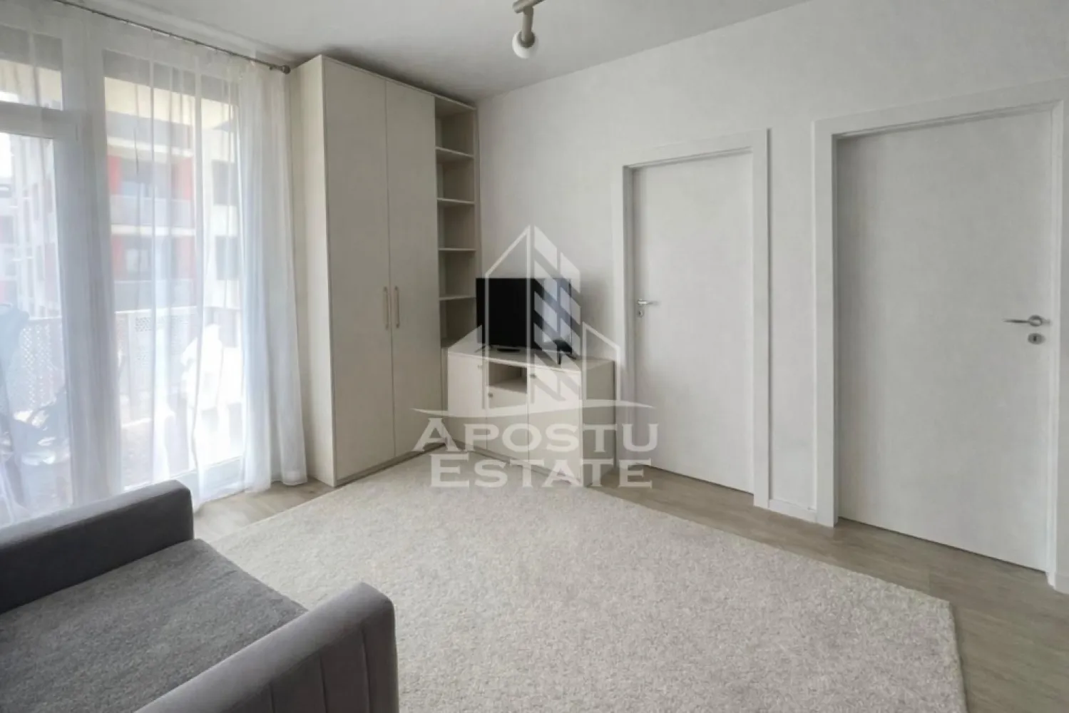 Apartament 3 camere de vanzare, 63 mp utili, Ared Afi - Apostu Estate va ofera spre vanzare un apartament cu 3 camere situat in zona Afi din Arad, ideal pentru o familie sau pentru cei care isi doresc un camin confortabil si modern.
Locuinta este compartimentata practic si dispune de doua dormitoare spatioase, un living luminos open space cu bucataria si un balcon perfect pentru momentele de relaxare.
Apartamentul are doua bai, una dotata cu cada, ideala pentru relaxare dupa o zi lunga, iar cealalta cu dus, oferind confort si functionalitate pentru intreaga familie.
Spatiile sunt bine organizate, iar camerele beneficiaza de lumina naturala pe tot parcursul zilei.
Bucataria open space creeaza o atmosfera primitoare si moderna, fiind locul perfect pentru petrecerea timpului alaturi de cei dragi.
Apartamentul se vinde partial mobilat, ceea ce ofera viitorilor proprietari posibilitatea de a-l personaliza dupa propriul gust.
Este situat intr-o zona apreciata a orasului, cu acces facil la magazine, scoli, mijloace de transport si alte puncte de interes.
O alegere excelenta pentru cei care cauta confort, spatiu si o locatie avantajoasa.
Pentru mai multe informatii sau pentru programarea unei vizionari, nu ezitati sa ne contactati.
ID CP3127657